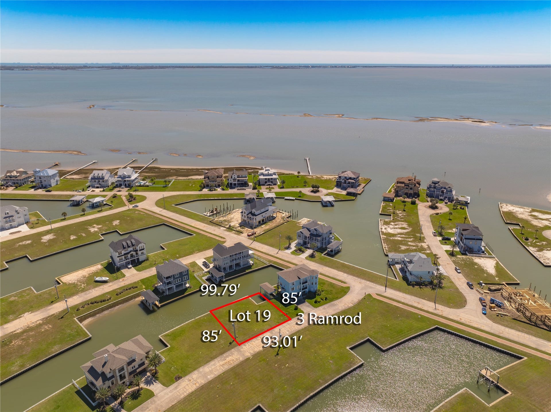 3 Ramrod, Hitchcock, TX 77563 Offering excellent views water & street side. Great space between the homes across the canal to protect your everlasting waterfront views