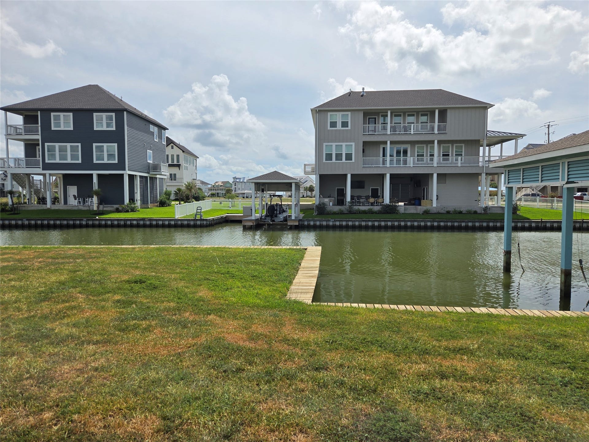 3 Ramrod, Hitchcock, TX 77563 Beautiful homes across the canal with 50' between the build pads