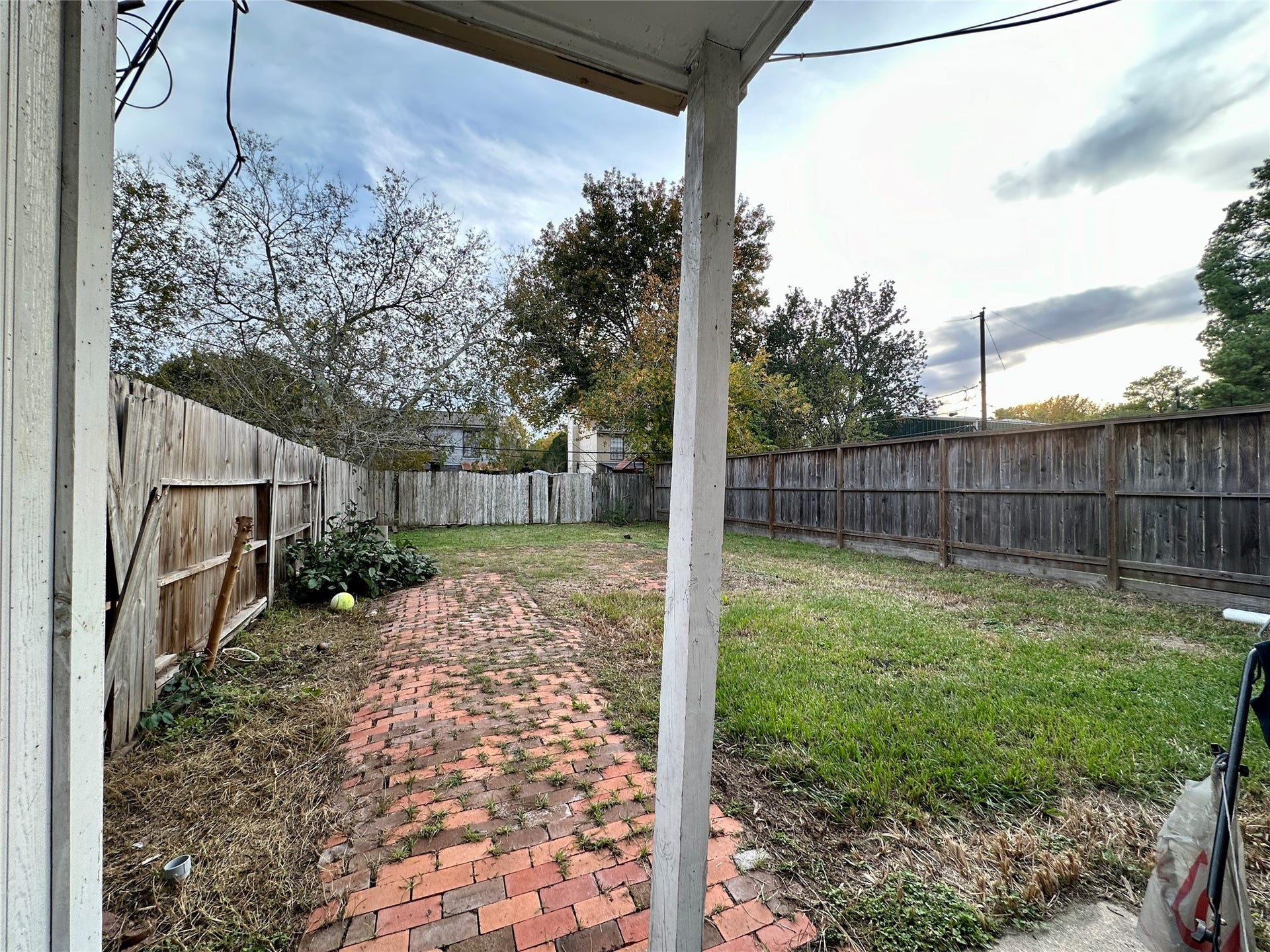 4114 Hartt Lane, Houston, TX 77025 Covered back patio