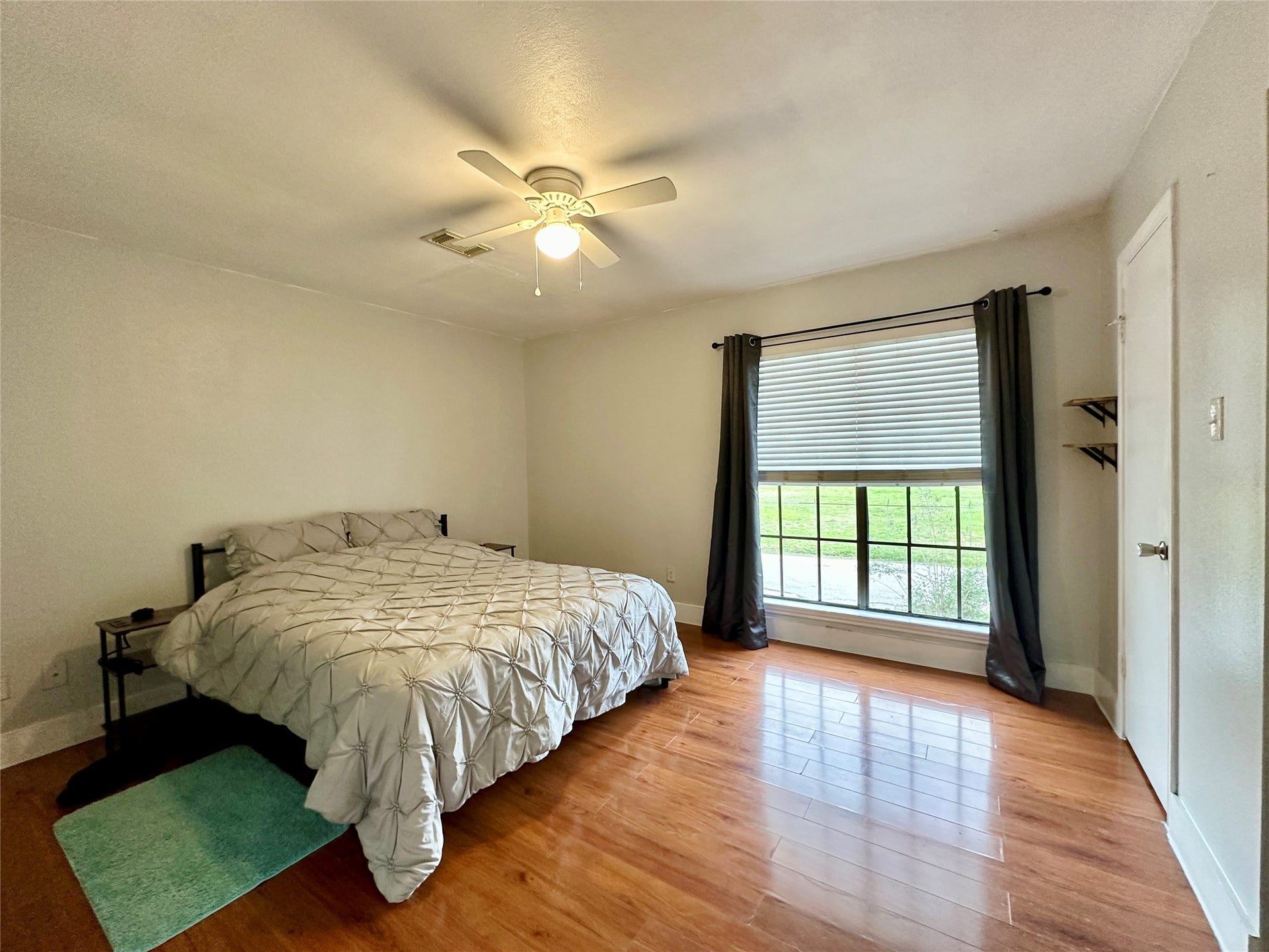 4114 Hartt Lane, Houston, TX 77025 Primary bedroom upstairs features good natural lighting and nice closet space.