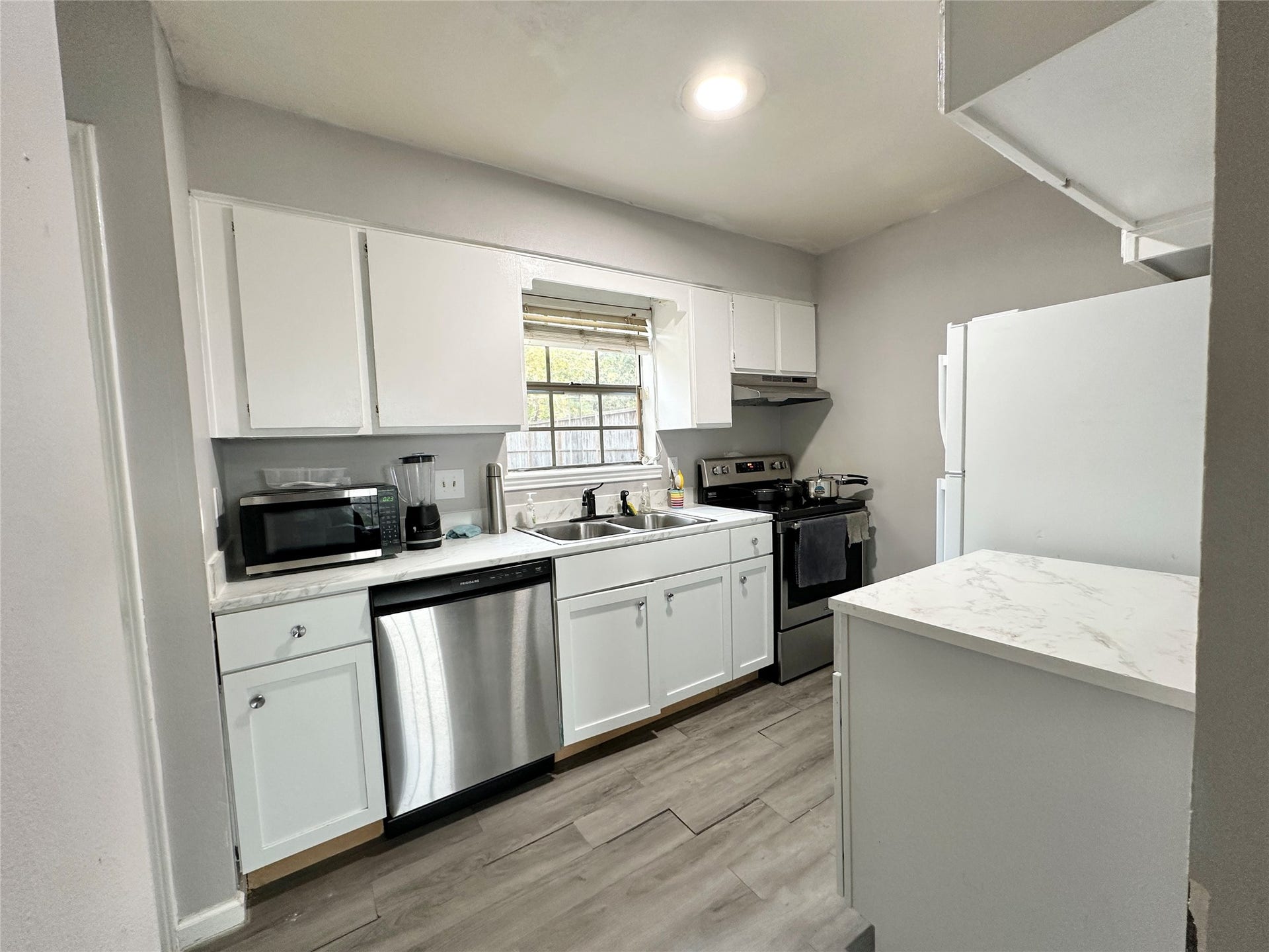4114 Hartt Lane, Houston, TX 77025 Kitchen with faux marble countertops and everything you need! Window overlooks the backyard.
