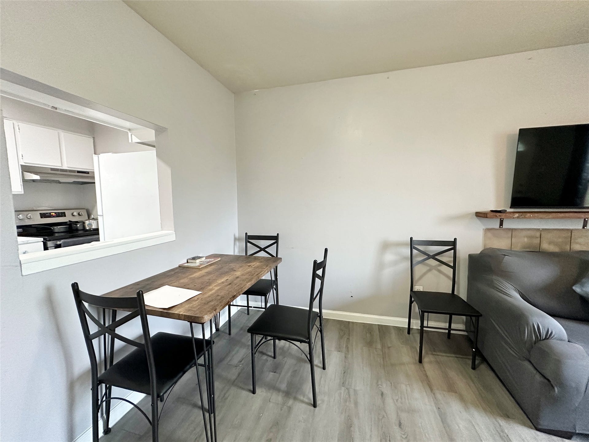 4114 Hartt Lane, Houston, TX 77025 Breakfast room and pass through bar opens to the living area.