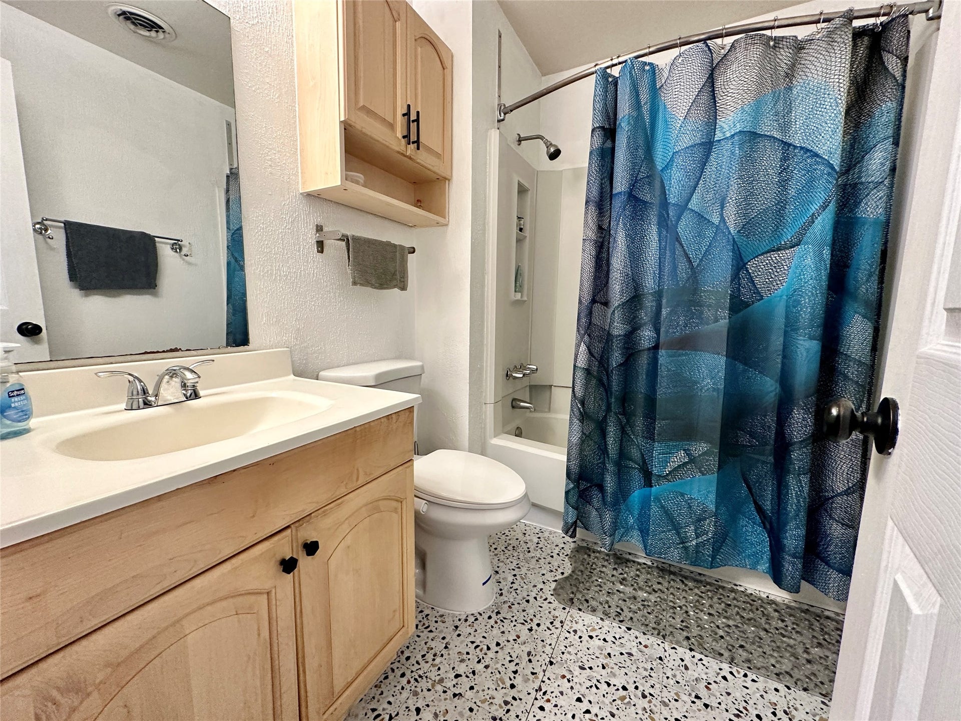 4114 Hartt Lane, Houston, TX 77025 Upstairs full bathroom. Bathtub and shower combo.
