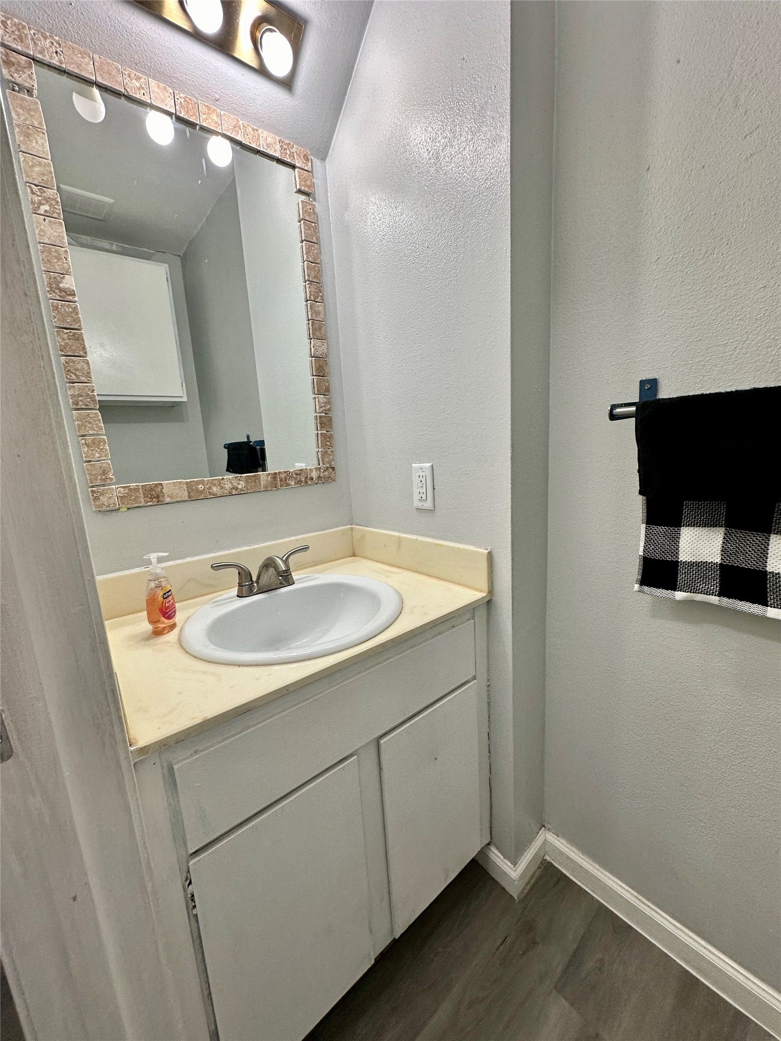 4114 Hartt Lane, Houston, TX 77025 Downstairs 1/2 bathroom.
