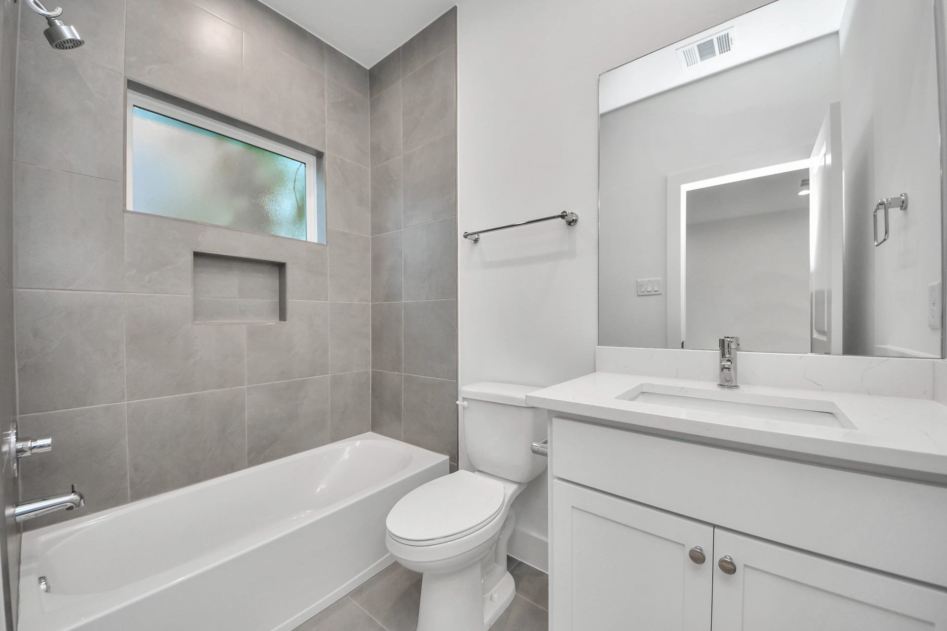 2904 Ruth Street, Houston, TX 77004 Primary ensuite bathroom of Unit A