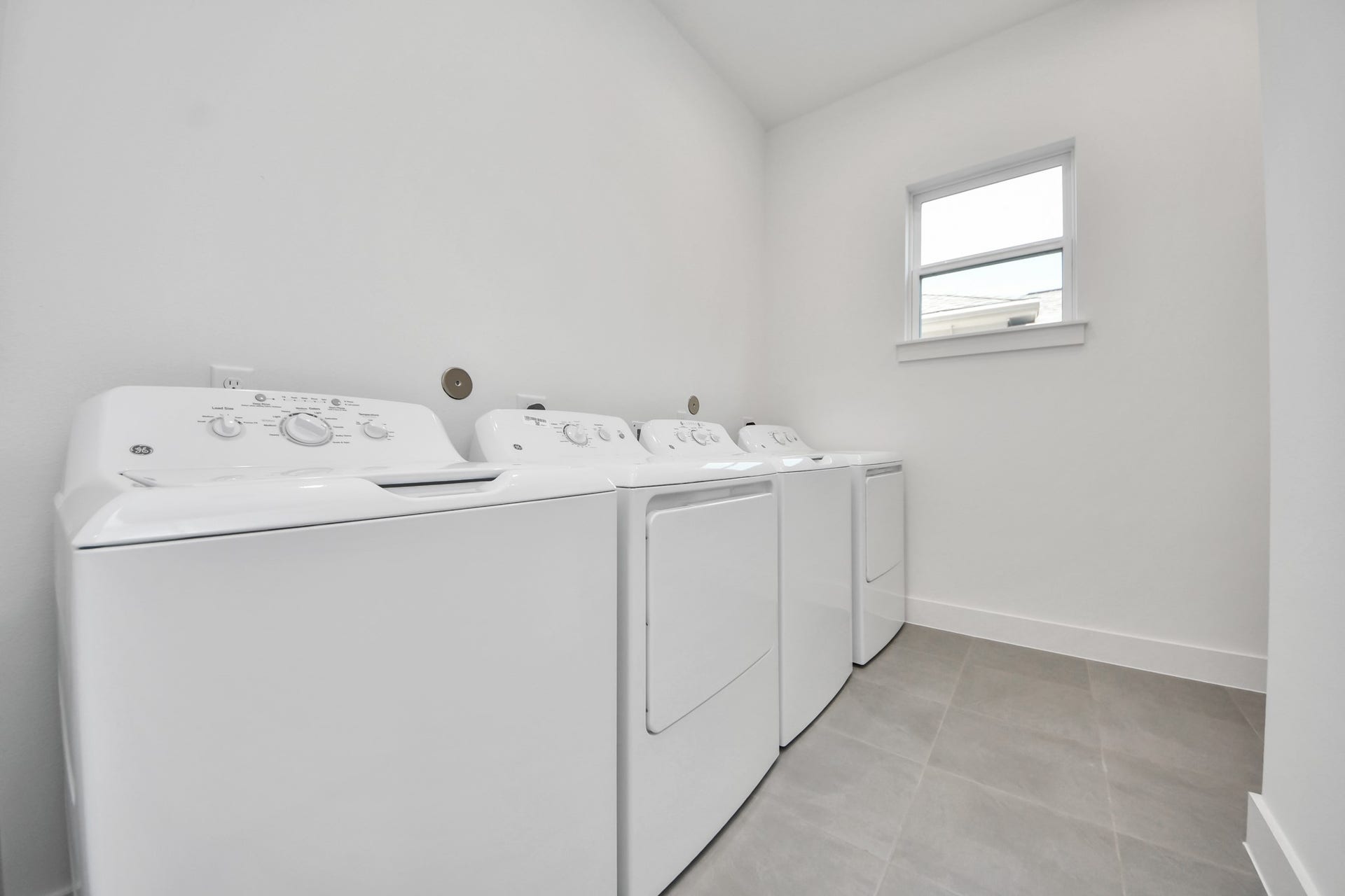 2904 Ruth Street, Houston, TX 77004 Unit B laundry room with washer and dryer.