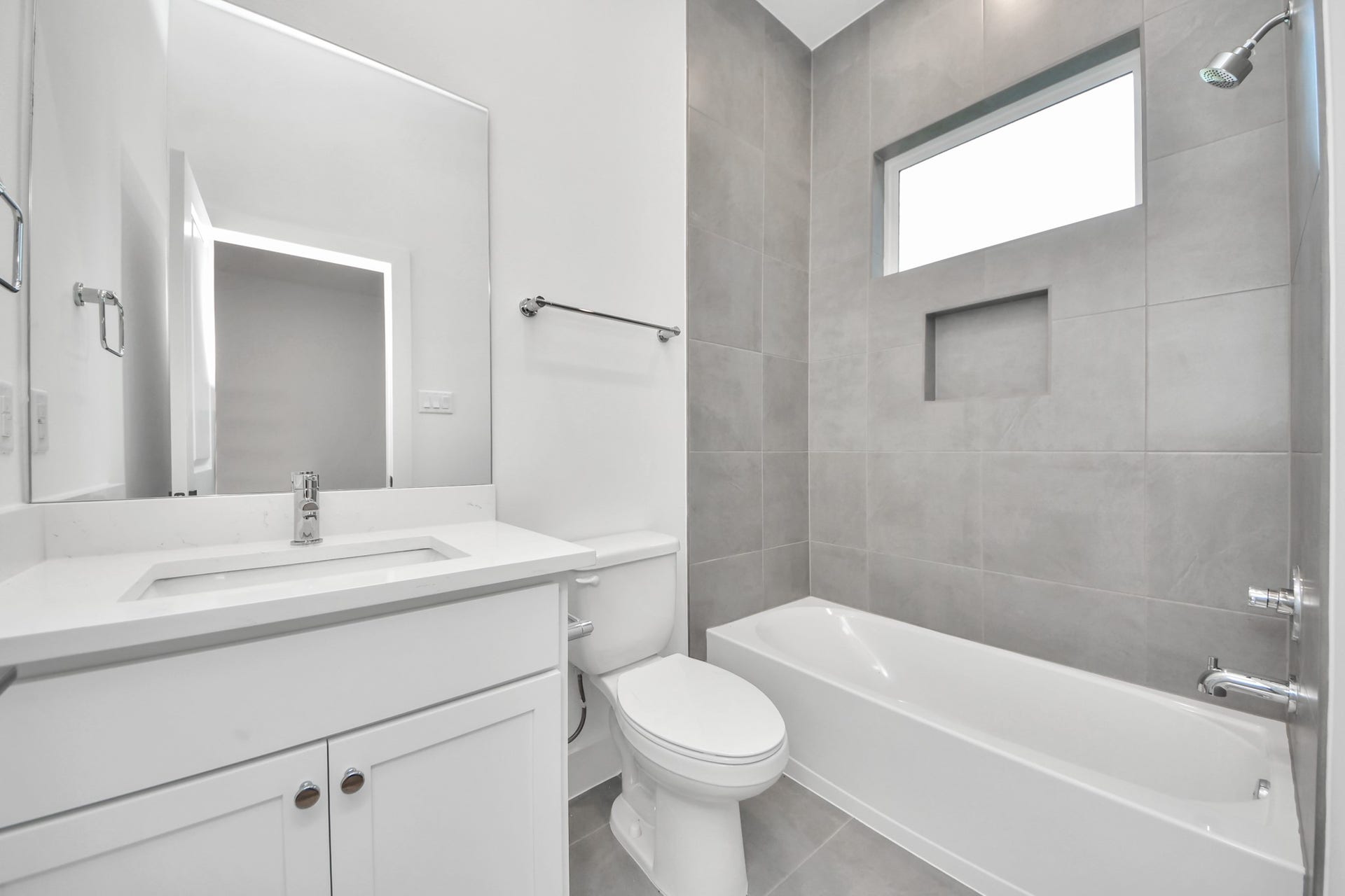 2904 Ruth Street, Houston, TX 77004 Primary ensuite bathroom of Unit B.
