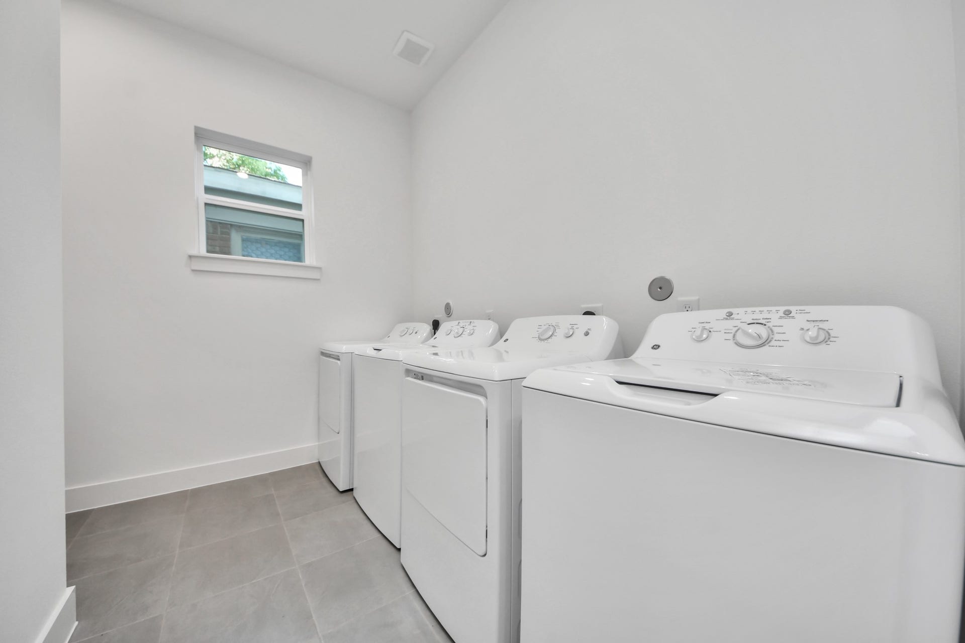2904 Ruth Street, Houston, TX 77004 Unit A laundry room with washer and dryer.