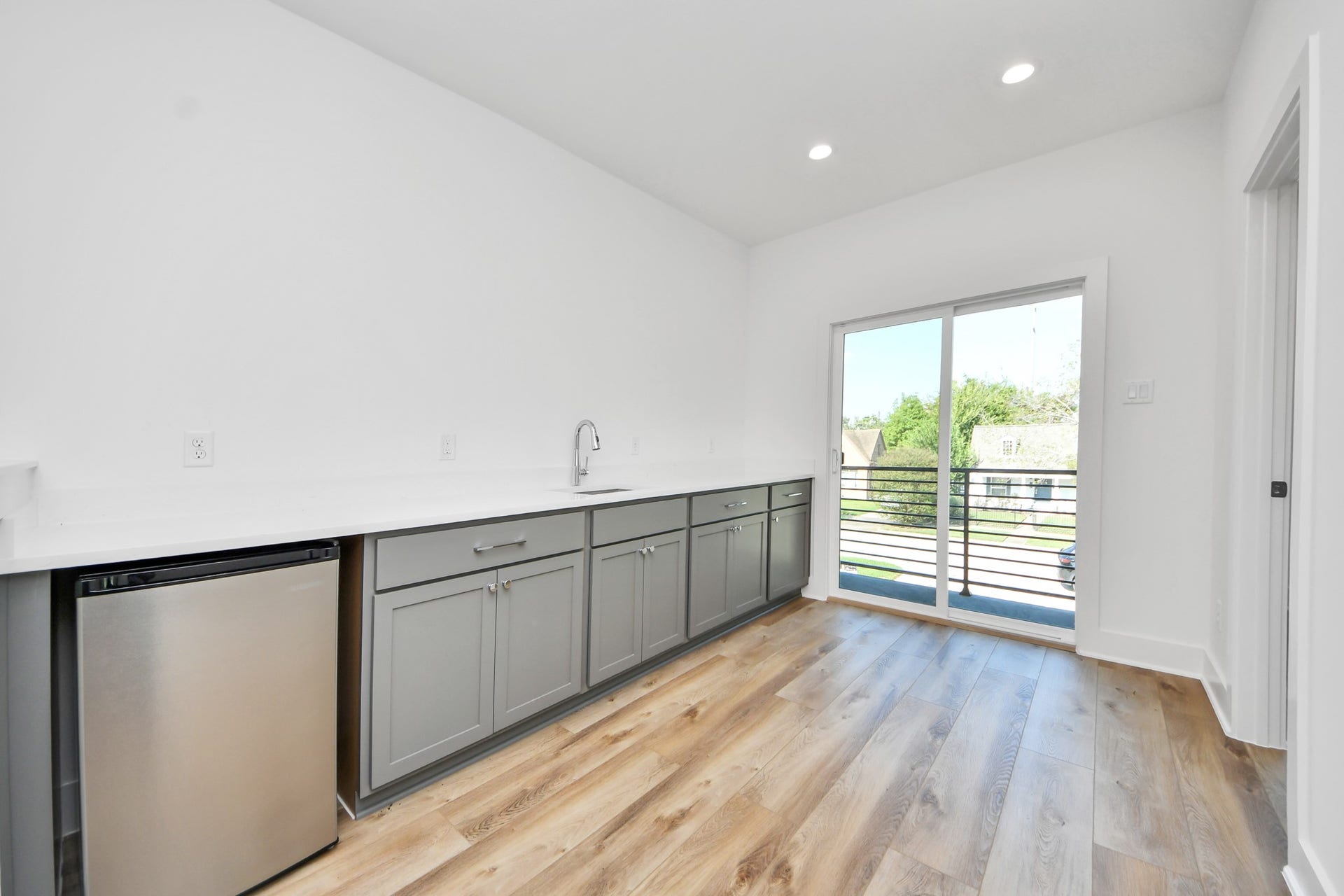 2904 Ruth Street, Houston, TX 77004 Unit B upstairs wet bar with countertop space, sink, and beverage refrigerator.