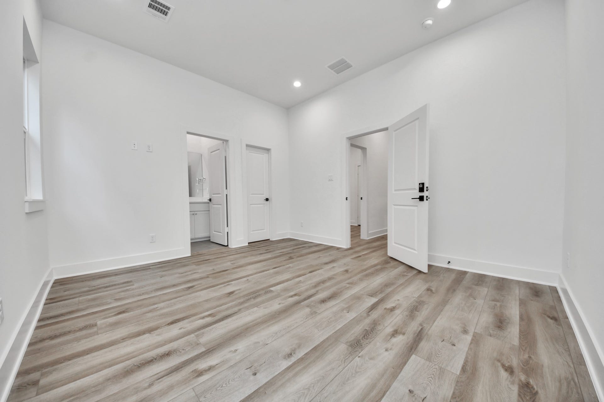 2904 Ruth Street, Houston, TX 77004 Another angle of Unit A primary bedroom.