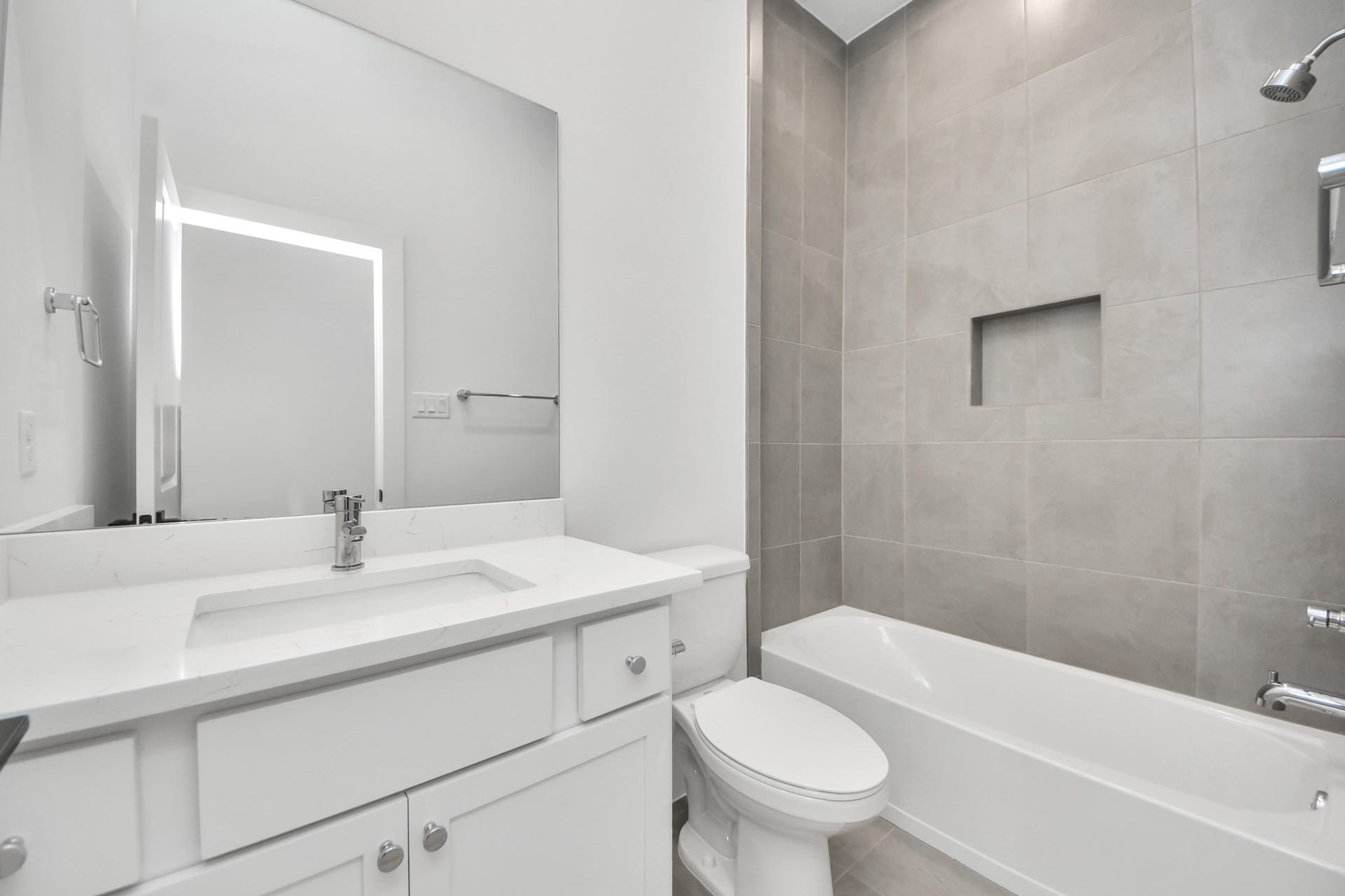 2904 Ruth Street, Houston, TX 77004 First floor full bathroom of Unit A.