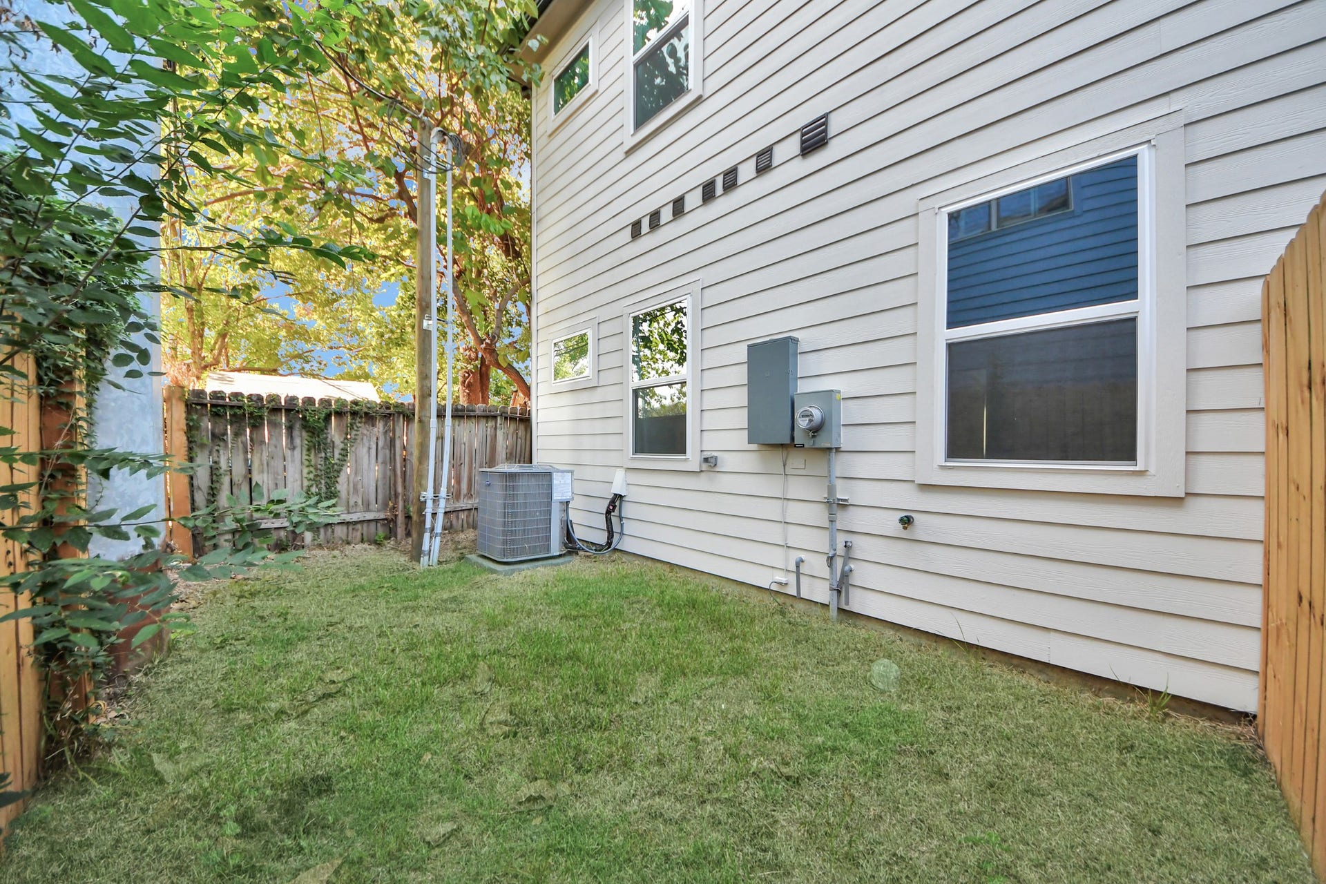 2904 Ruth Street, Houston, TX 77004 Unit A backyard.