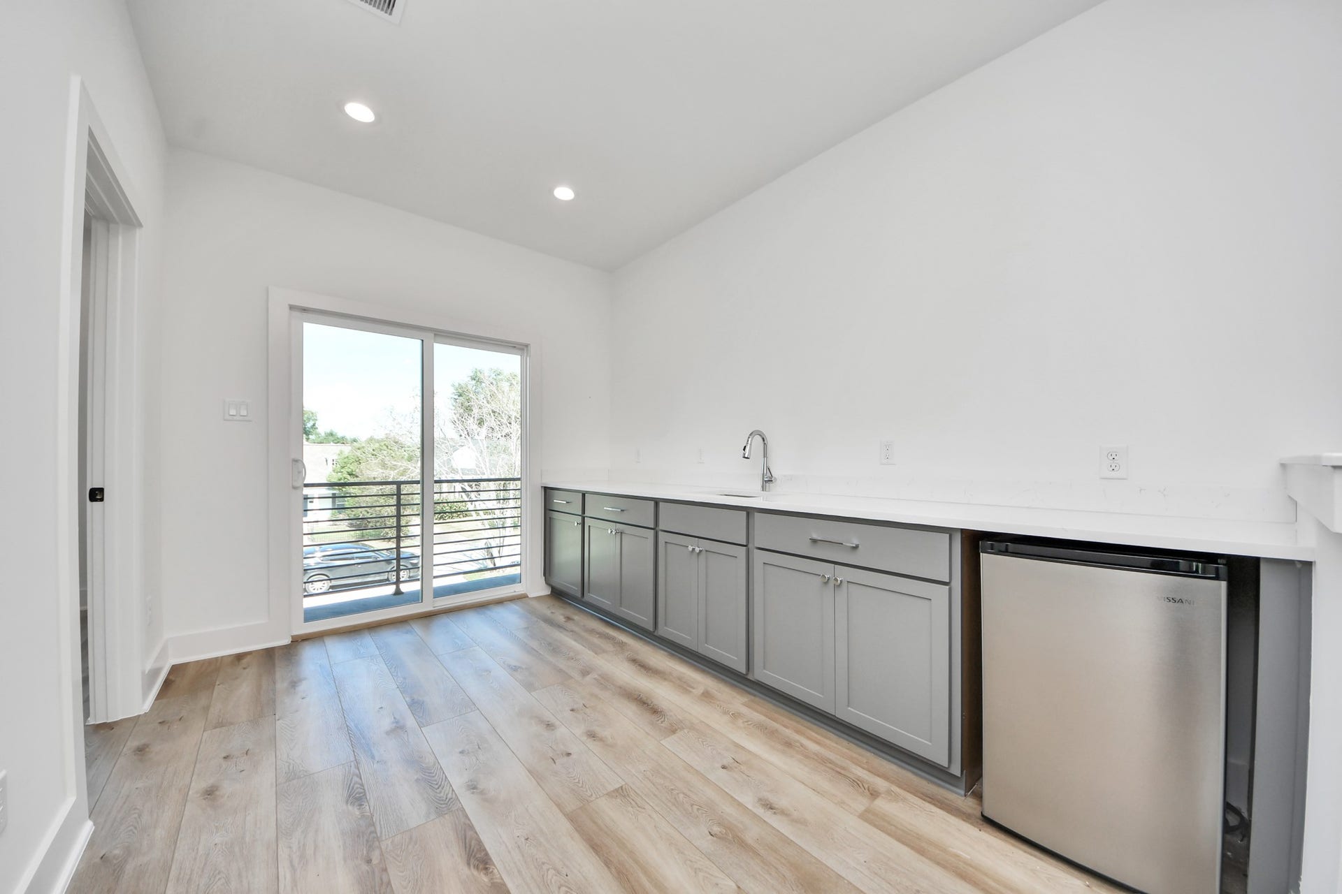 2904 Ruth Street, Houston, TX 77004 Unit A upstairs wet bar with countertop space, sink, and beverage refrigerator.