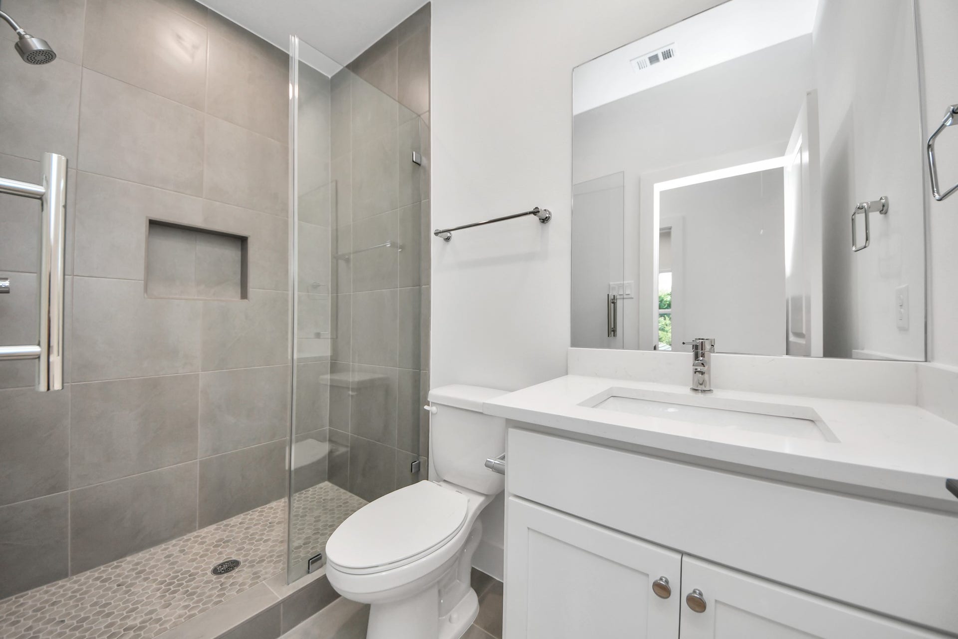 2904 Ruth Street, Houston, TX 77004 Second-floor full bathroom.