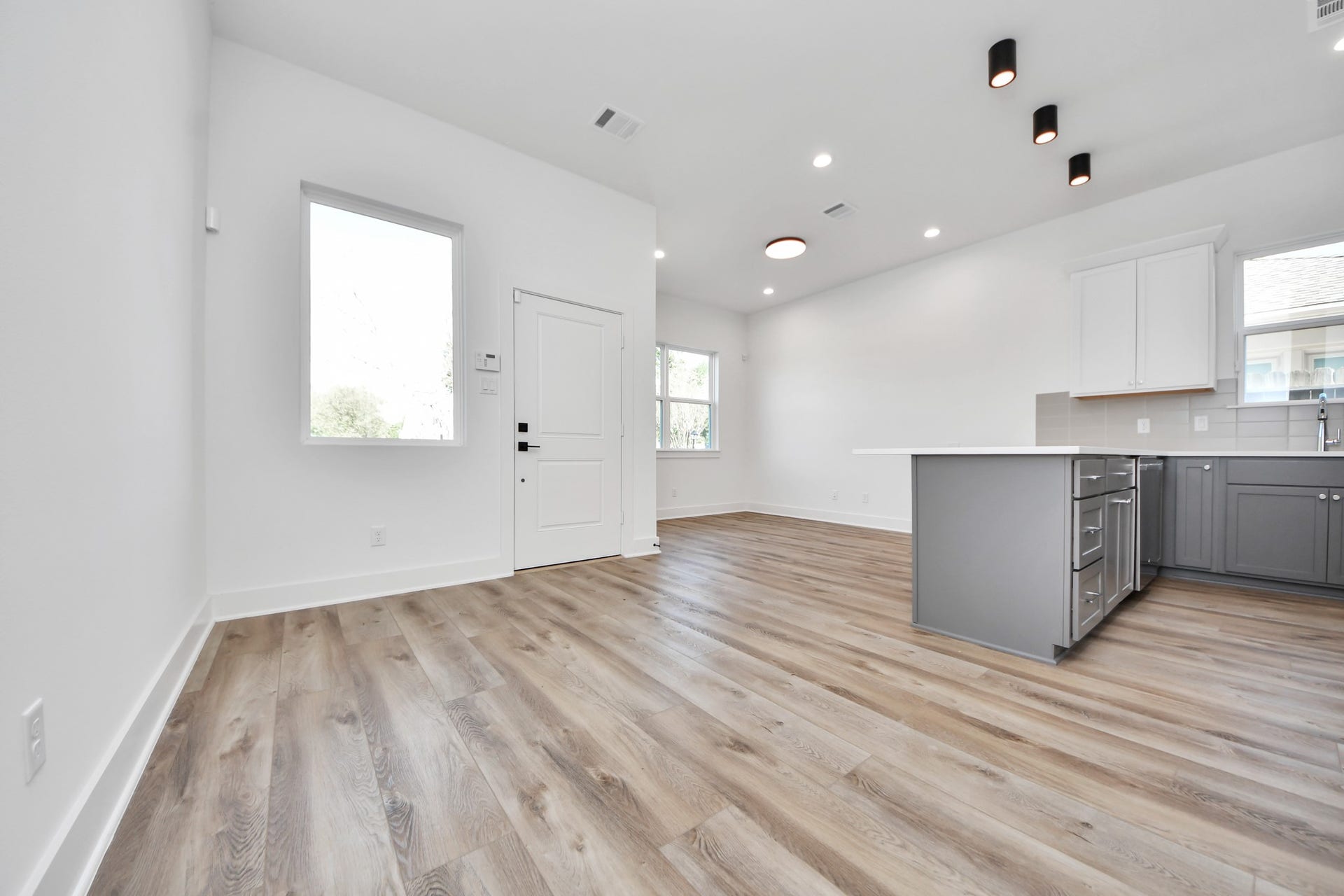 2904 Ruth Street, Houston, TX 77004 Unit B showcasing the entrance door