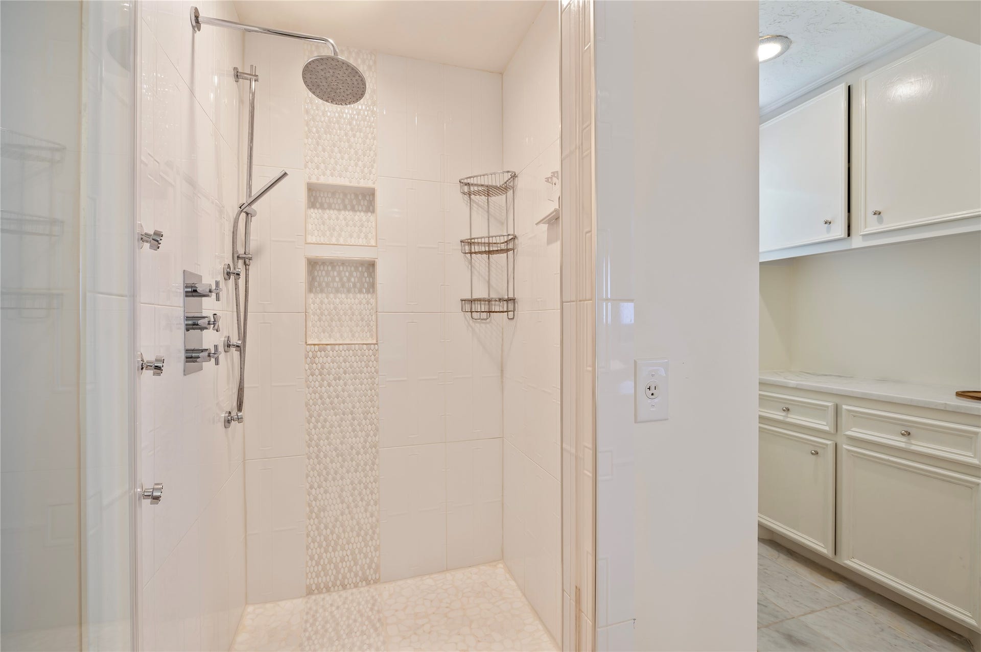 501 Audubon Street, League City, TX 77573 Spacious walk in shower with tile surfacing.