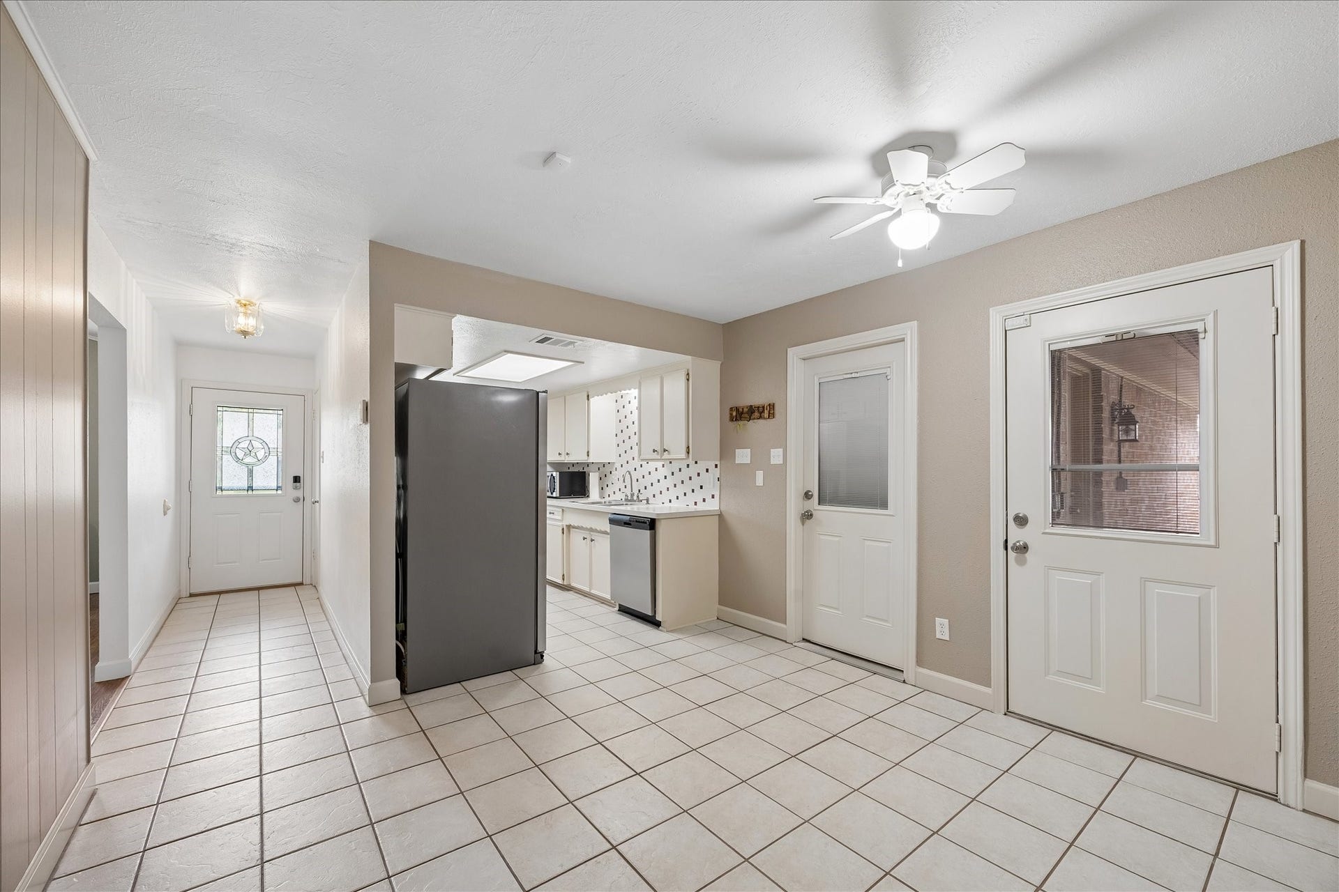 13626 Greenridge Drive, Sugar Land, TX 77498 Dining area open to the kitchen
