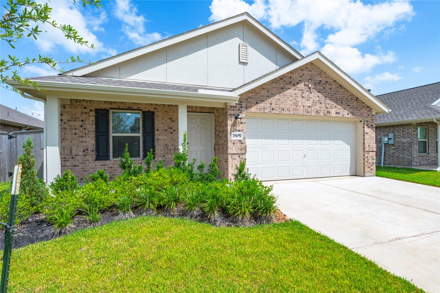 Property photo for 2805 Fountain Woods Drive, League City, TX