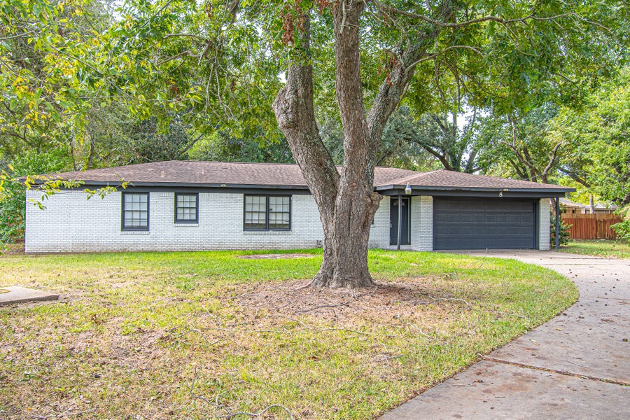 Property photo for 8 Coronado Circle, La Marque, TX