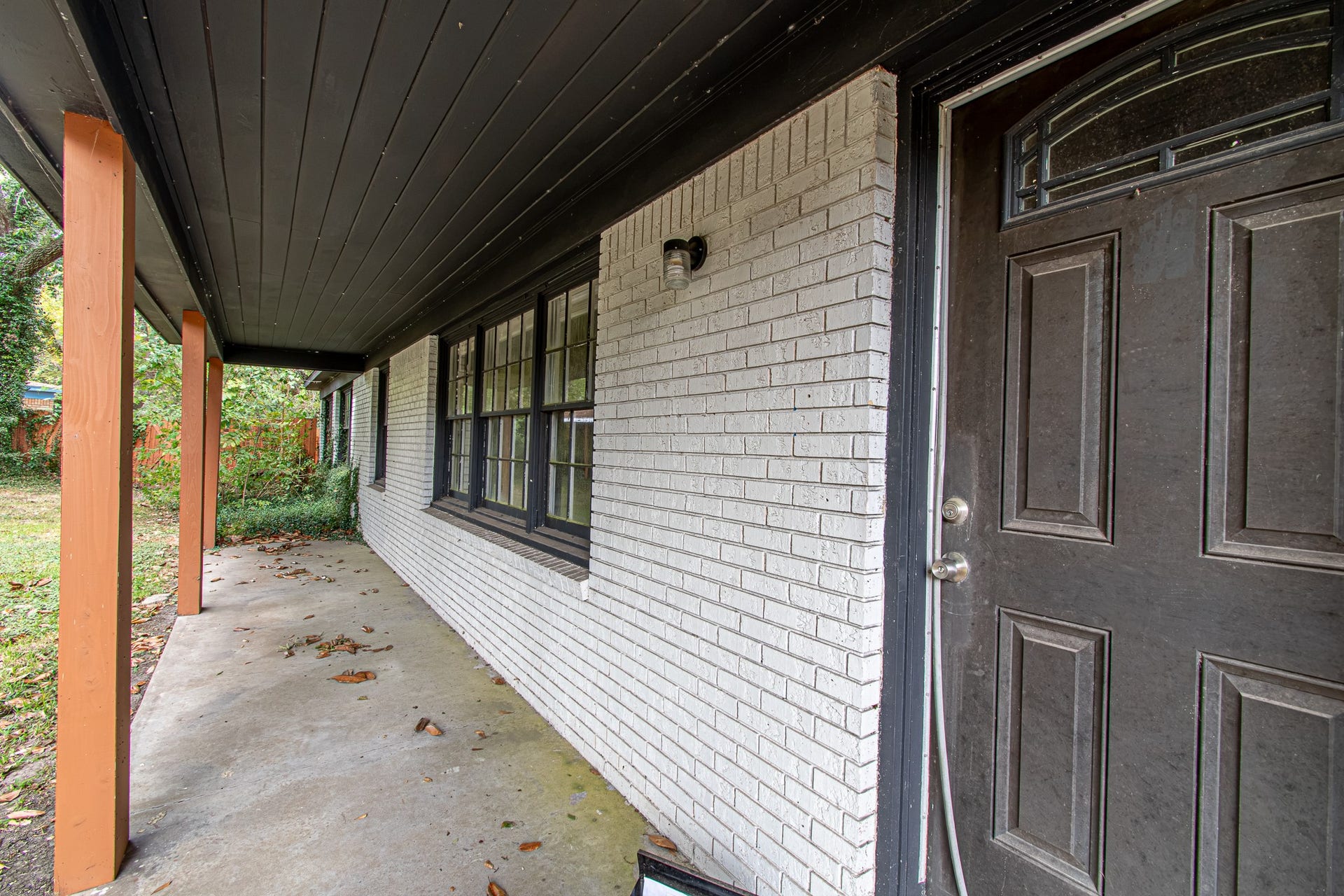 8 Coronado Circle, La Marque, TX 77568 Porch from the Cul-De-Sac side.
