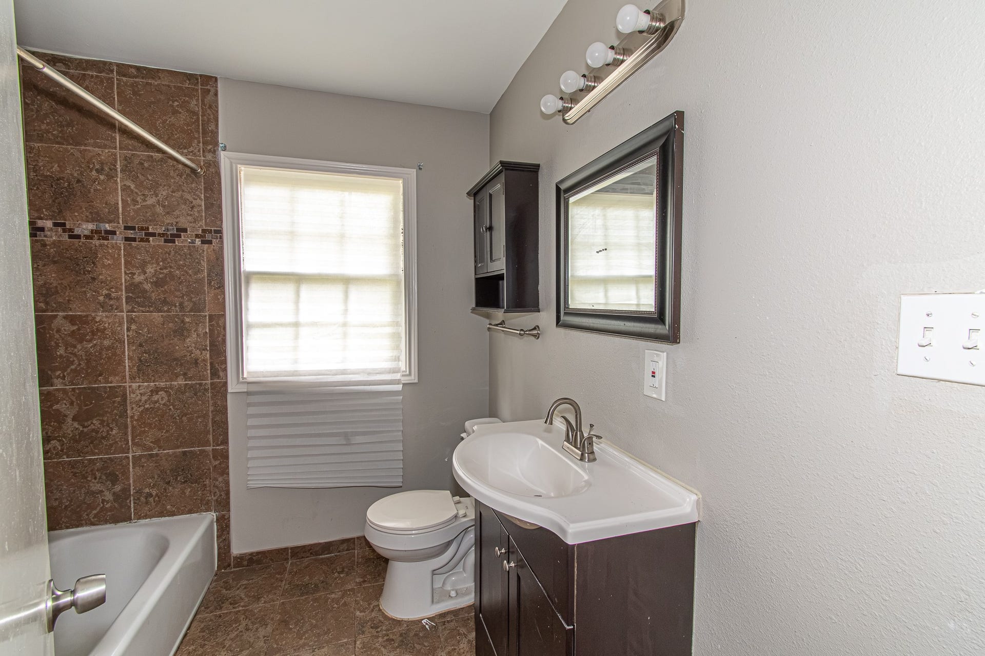 8 Coronado Circle, La Marque, TX 77568 Secondary Hall Bath with a Shower/Tub Combo