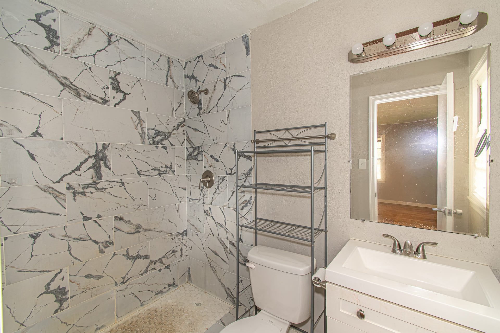 8 Coronado Circle, La Marque, TX 77568 En Suite Primary Bathroom