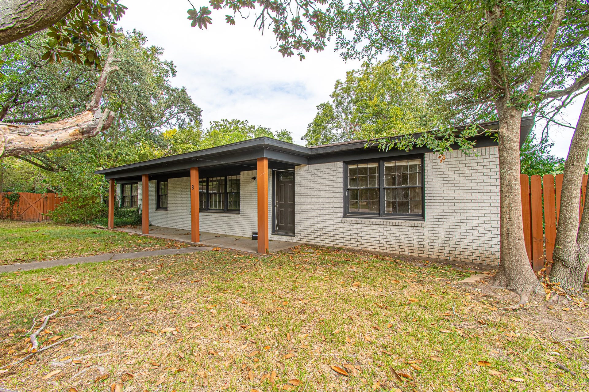 8 Coronado Circle, La Marque, TX 77568 What a beautiful Brick home!