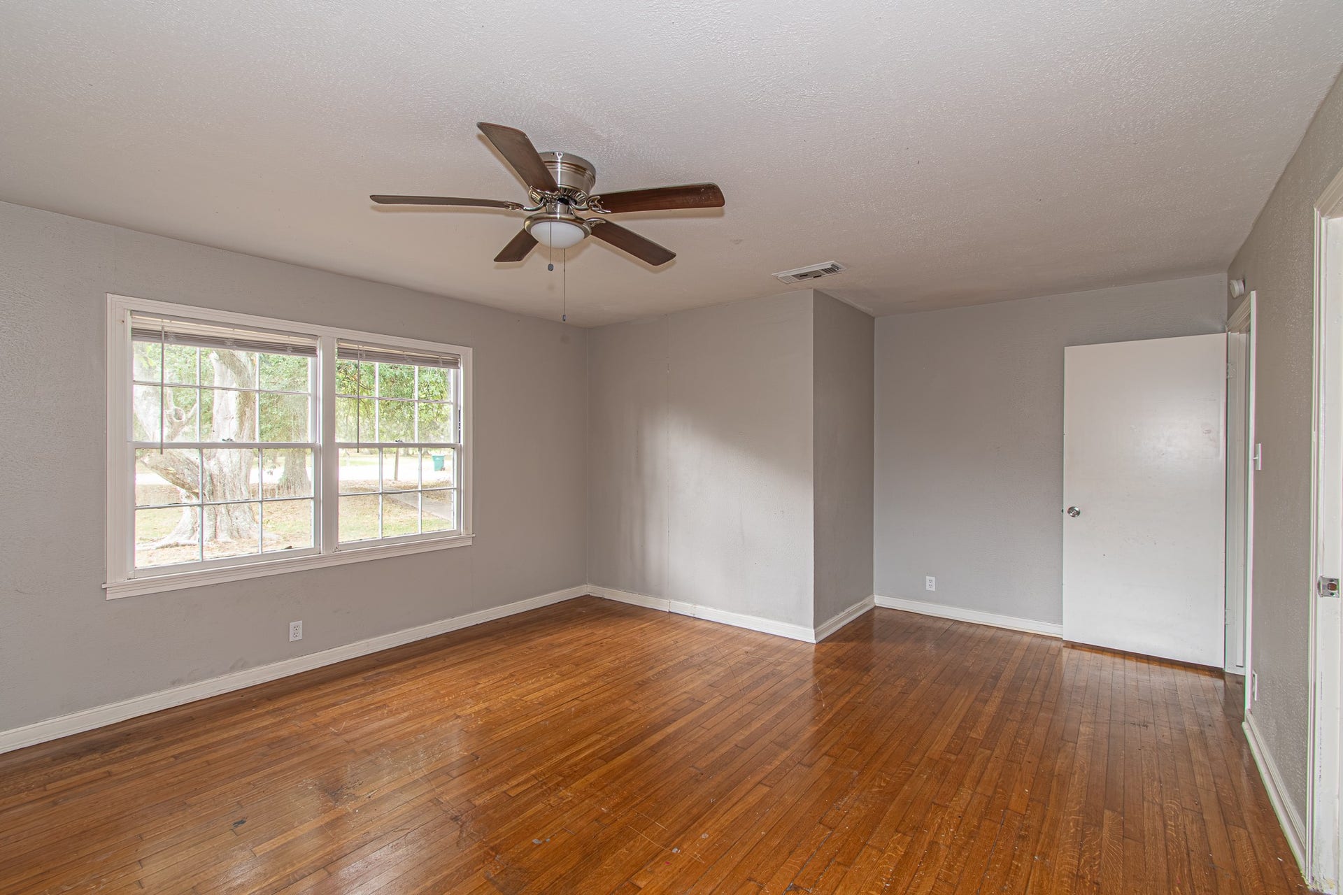 8 Coronado Circle, La Marque, TX 77568 Primary Bedroom with an en suite bathroom.