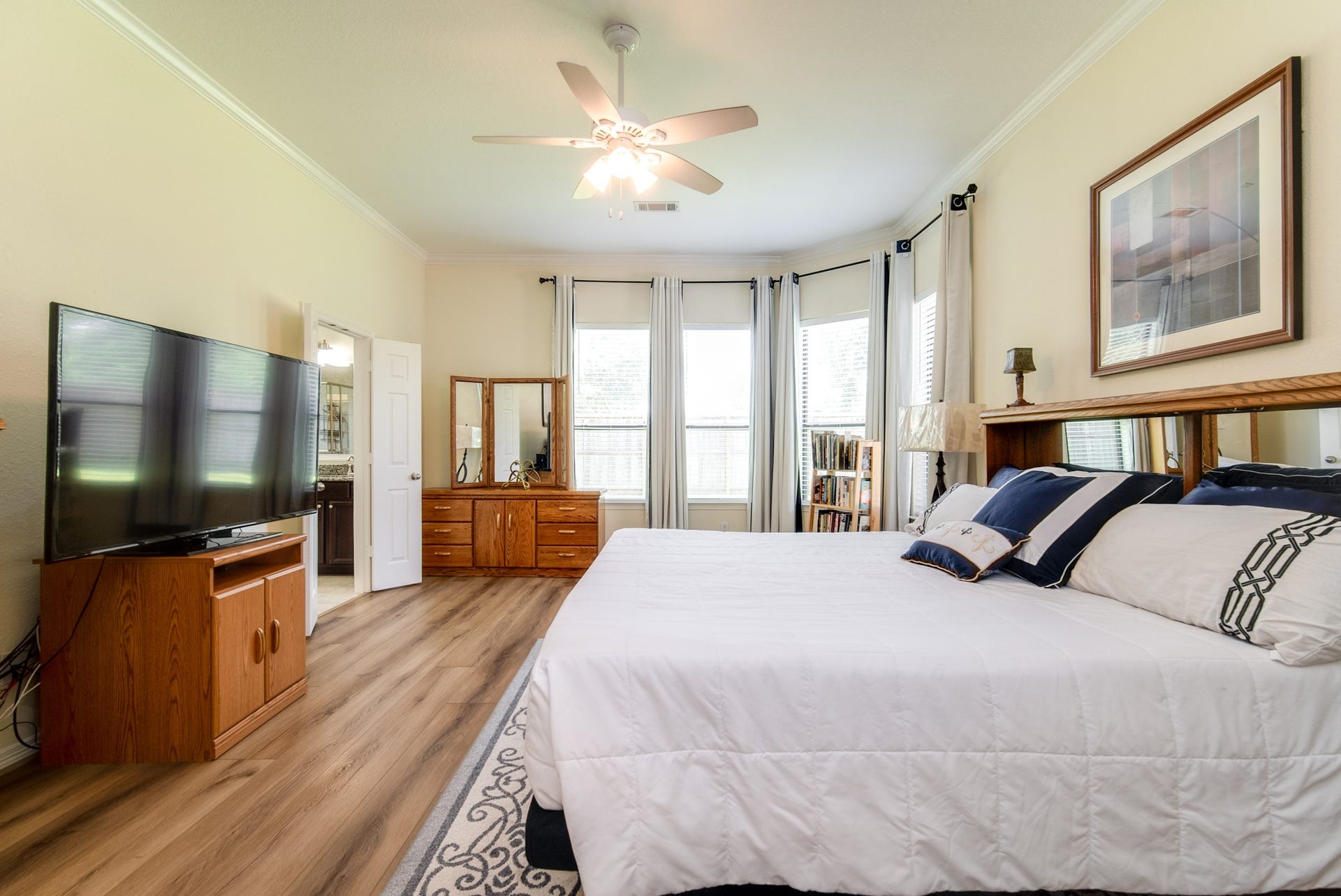 3006 Southern Mill Court, Pearland, TX 77584 Spacious primary room with bay window