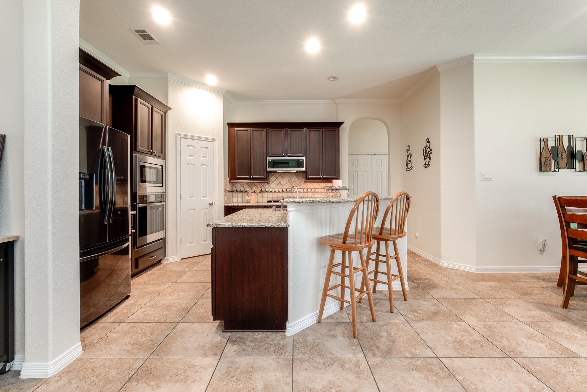 3006 Southern Mill Court, Pearland, TX 77584 Hallway into the kitchen is to the primary suite and secondary bedrooms and bath