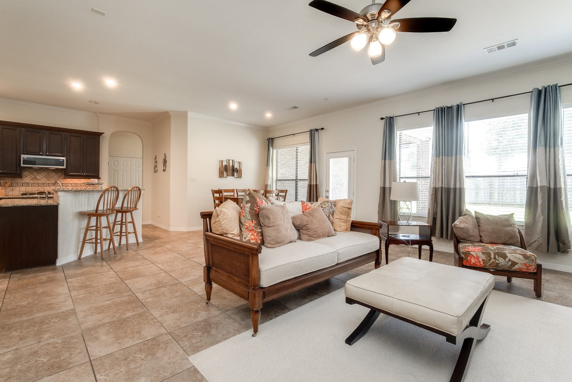 3006 Southern Mill Court, Pearland, TX 77584 Natural lighting throughout the home