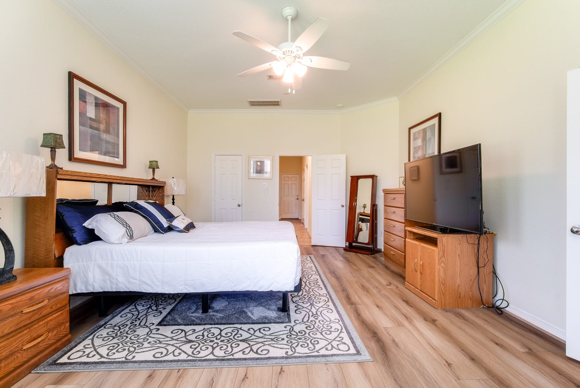 3006 Southern Mill Court, Pearland, TX 77584 View of the primary bedroom into the hallway