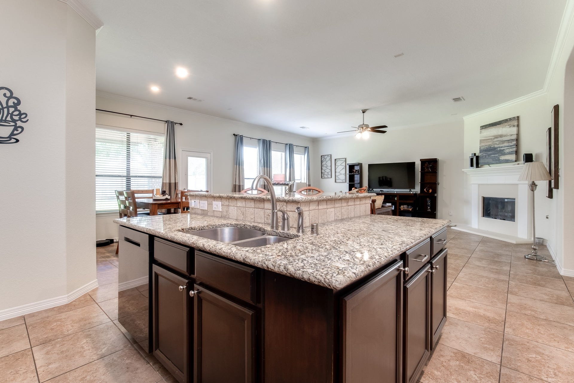 3006 Southern Mill Court, Pearland, TX 77584 Grand kitchen with large island