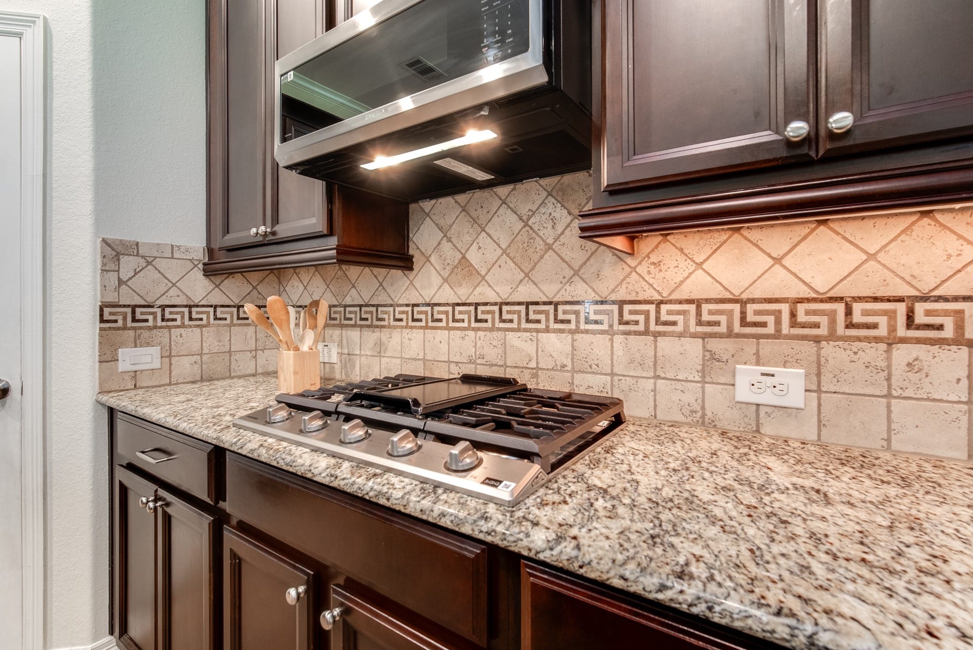 3006 Southern Mill Court, Pearland, TX 77584 Gas stove