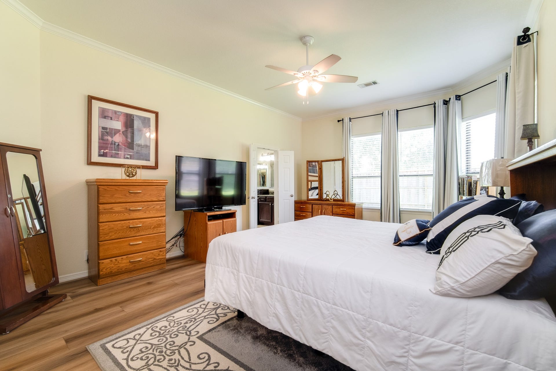 3006 Southern Mill Court, Pearland, TX 77584 Bright and spacious primary room
