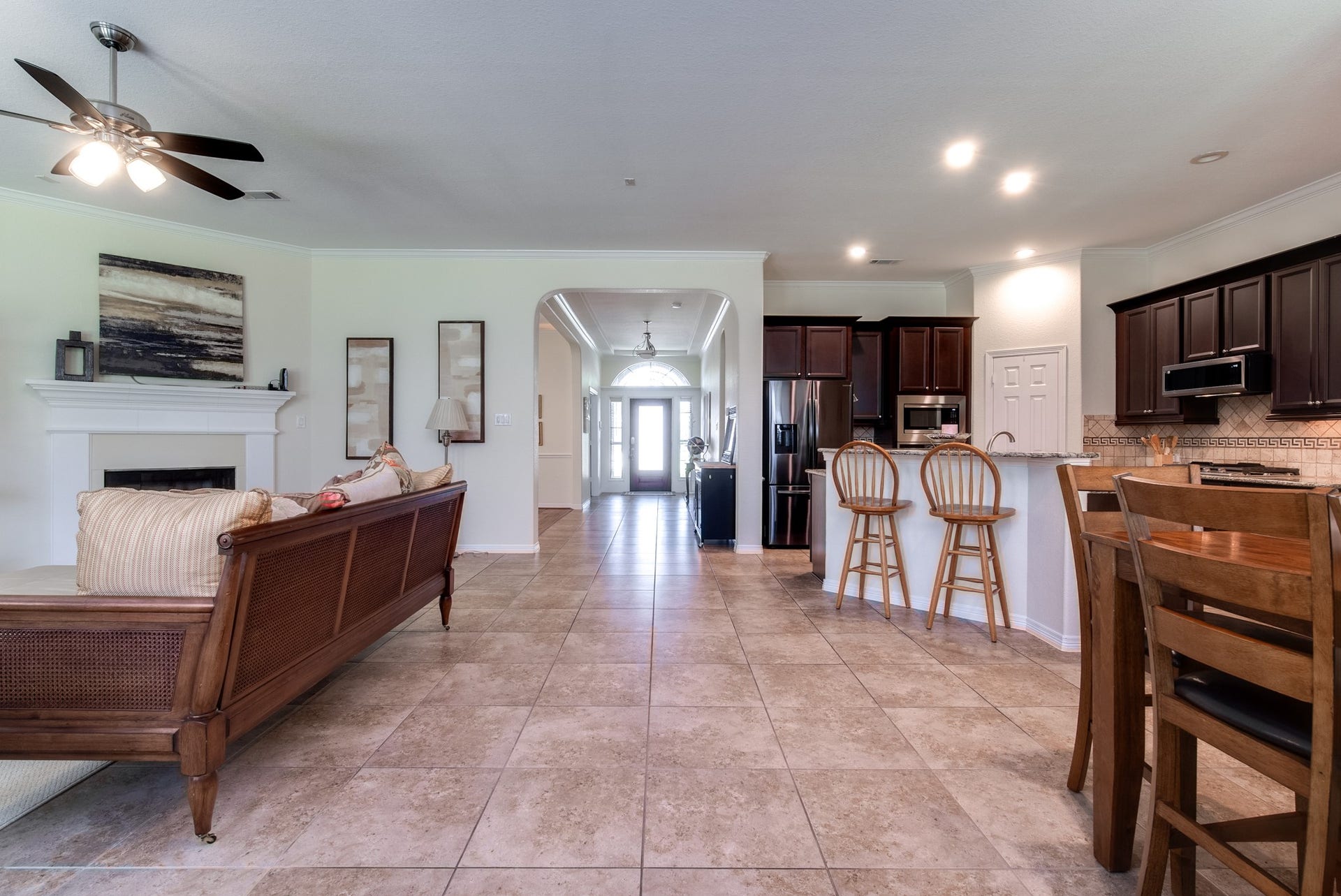 3006 Southern Mill Court, Pearland, TX 77584 View into the foyer from the back door