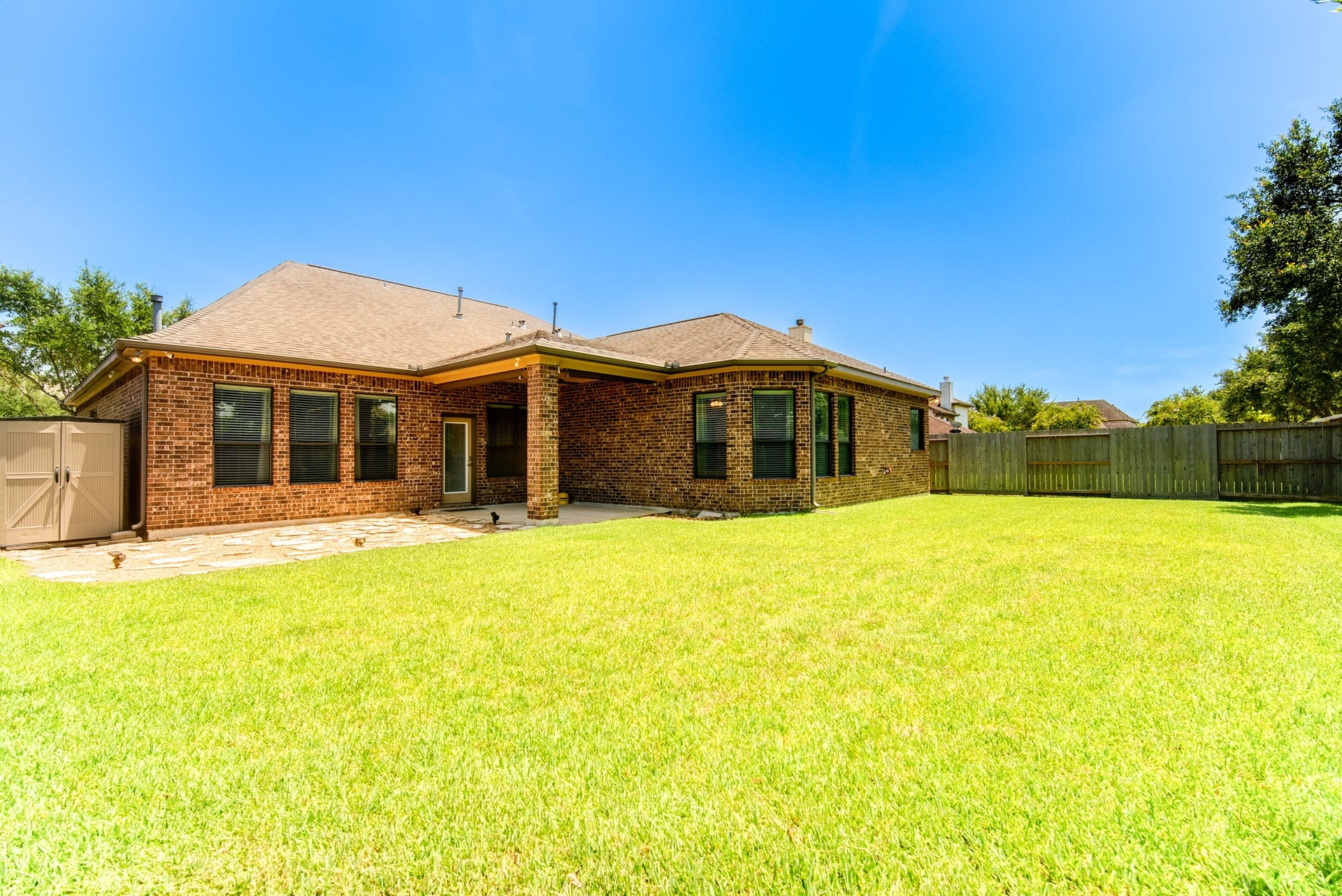 3006 Southern Mill Court, Pearland, TX 77584 Huge yard with automatic sprinkler system in the exterior