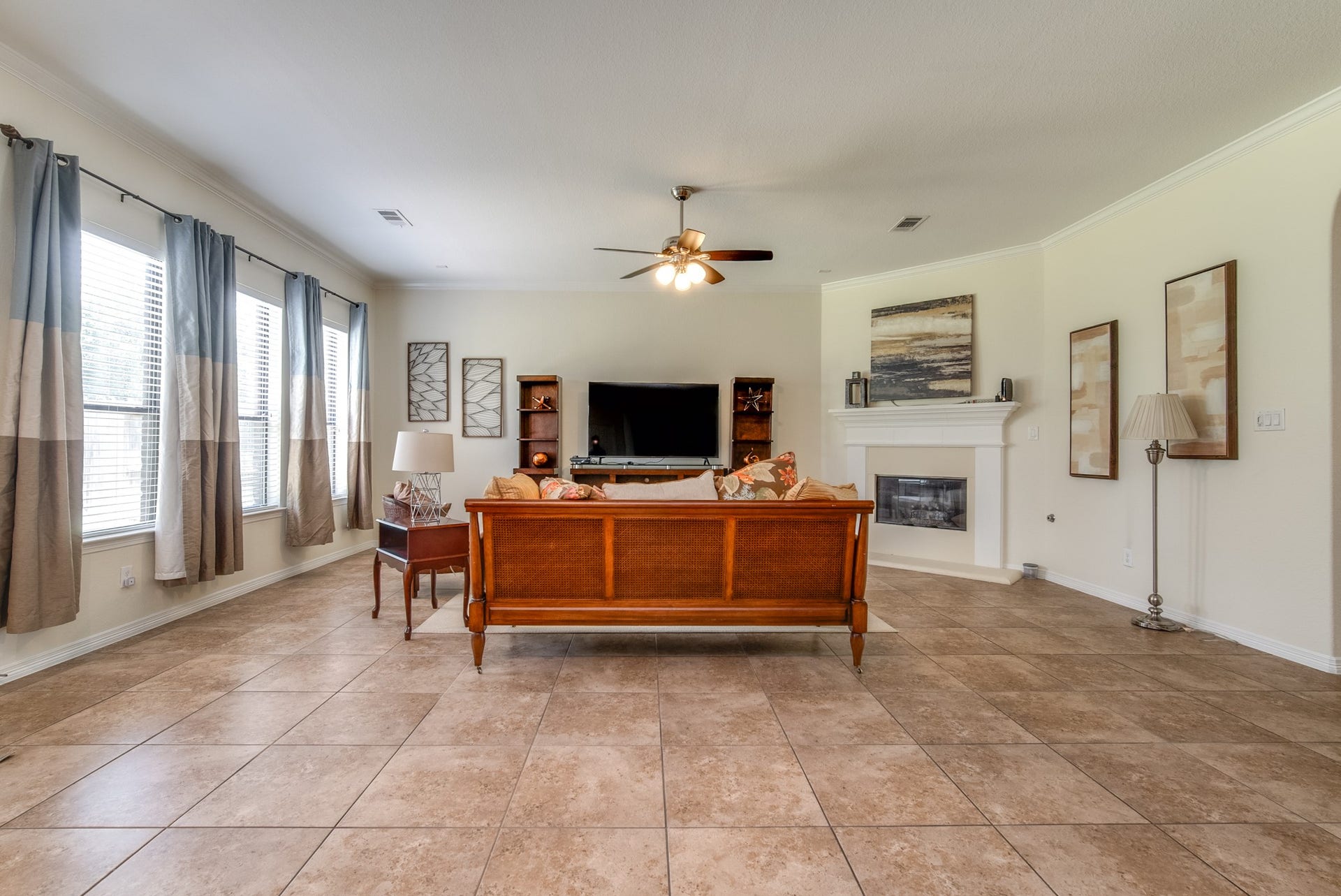 3006 Southern Mill Court, Pearland, TX 77584 View of the living room from the ktichen