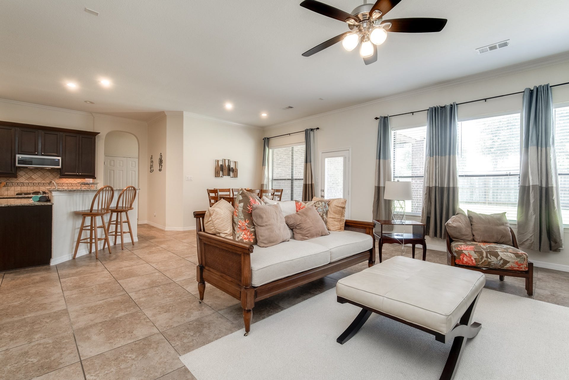 3006 Southern Mill Court, Pearland, TX 77584 View into the breakfast room and kitchen