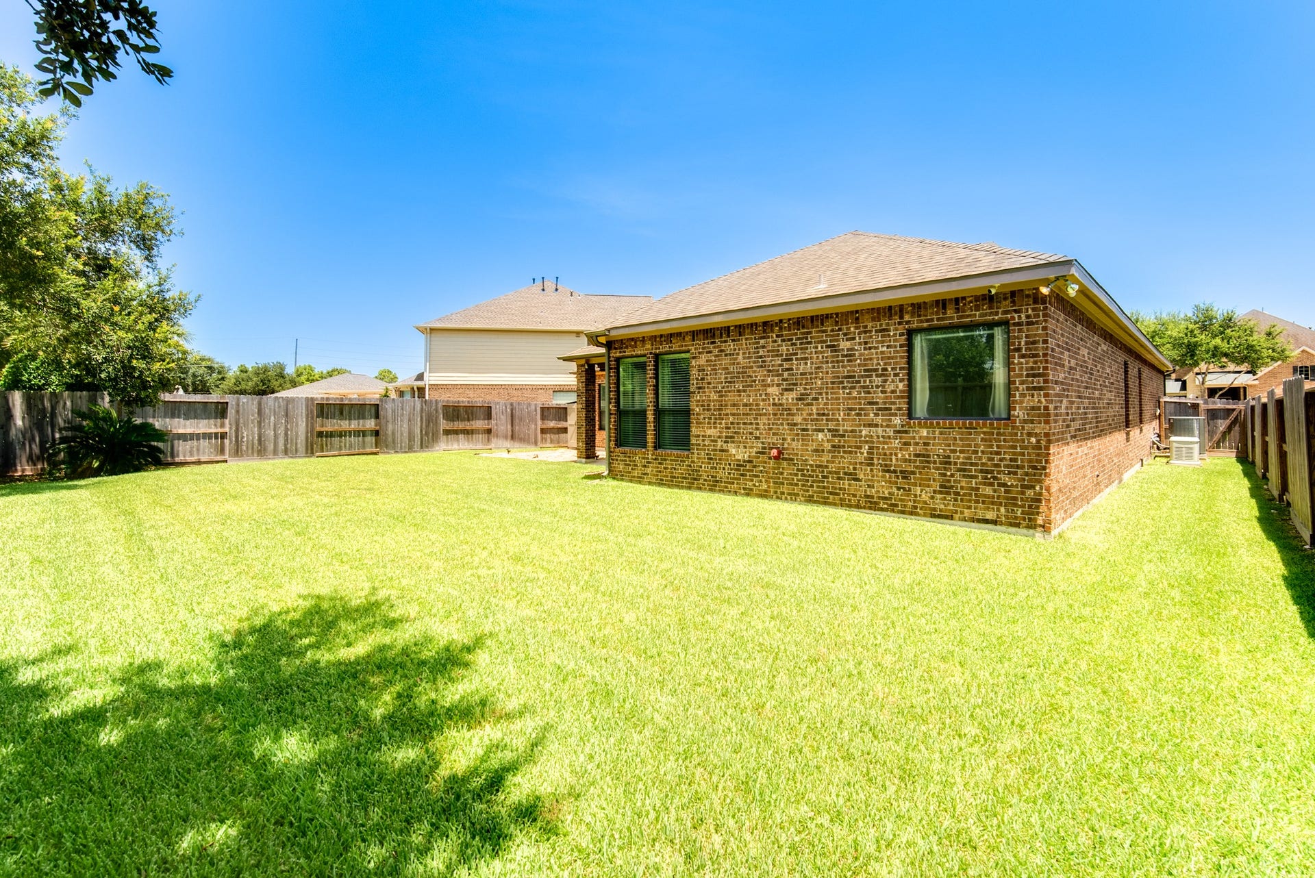 3006 Southern Mill Court, Pearland, TX 77584 House is equipped with a generator