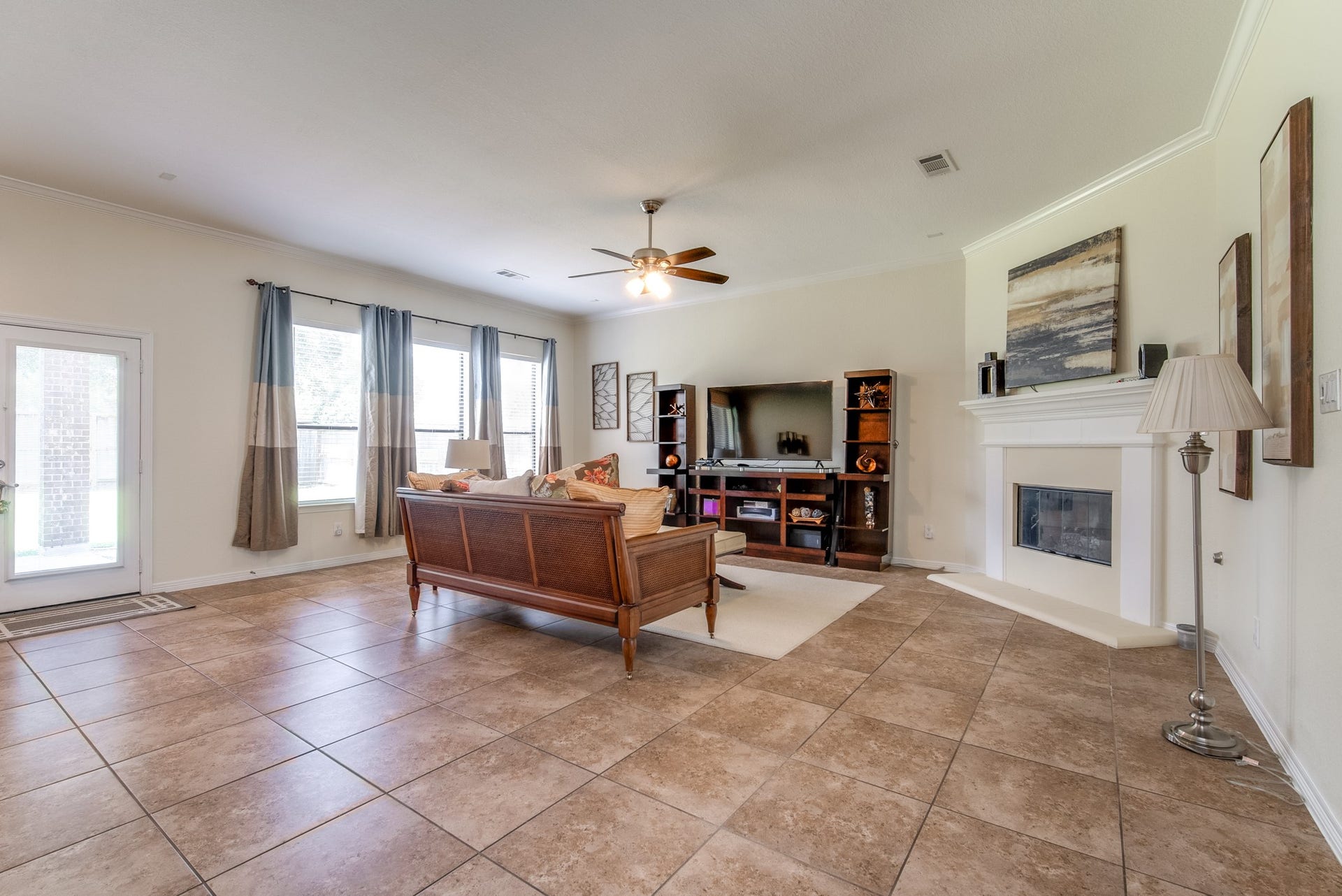 3006 Southern Mill Court, Pearland, TX 77584 HUge living room with wall of windows