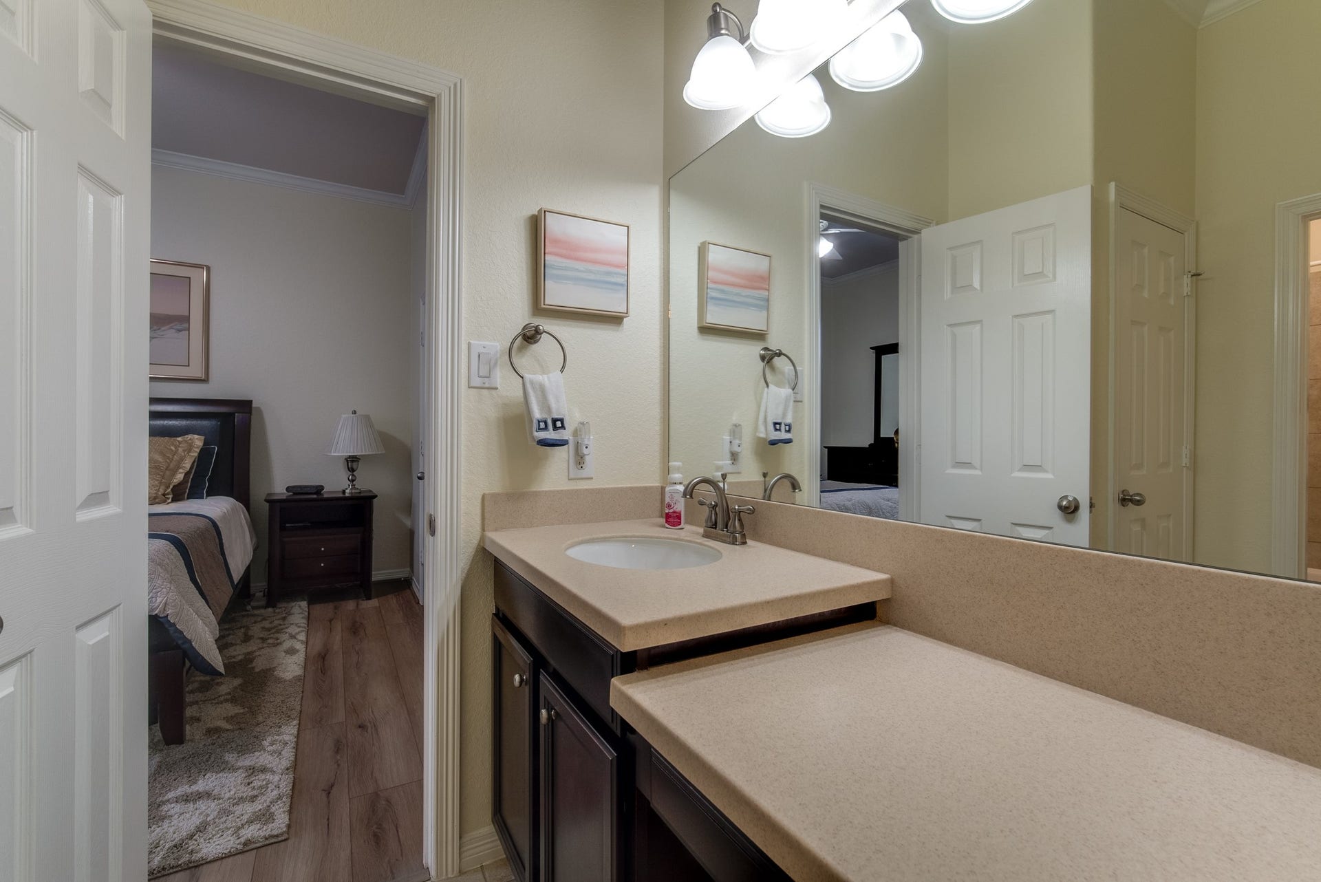 3006 Southern Mill Court, Pearland, TX 77584 Seconday bath in the middle of secondary rooms