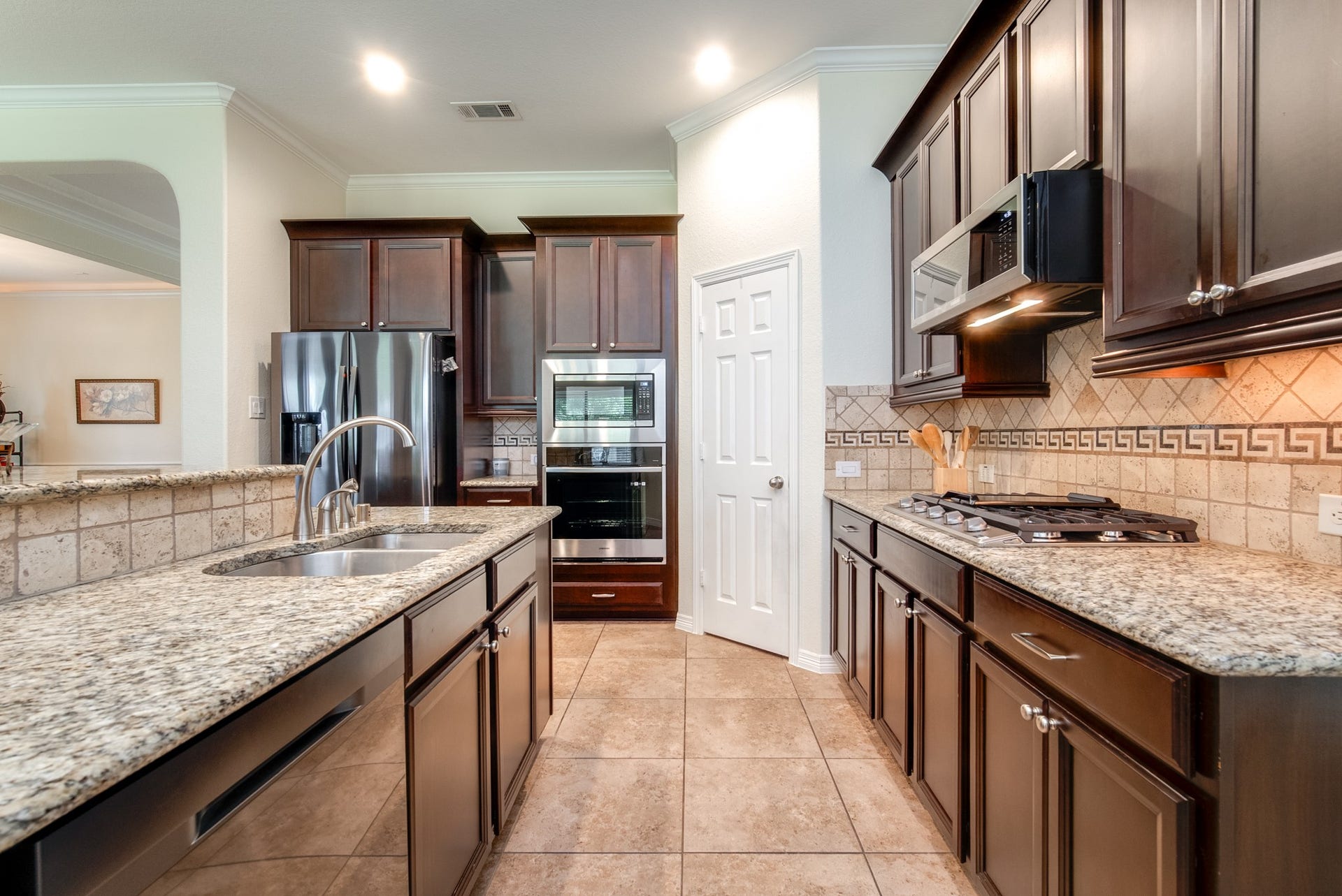 3006 Southern Mill Court, Pearland, TX 77584 Under cabin lighting