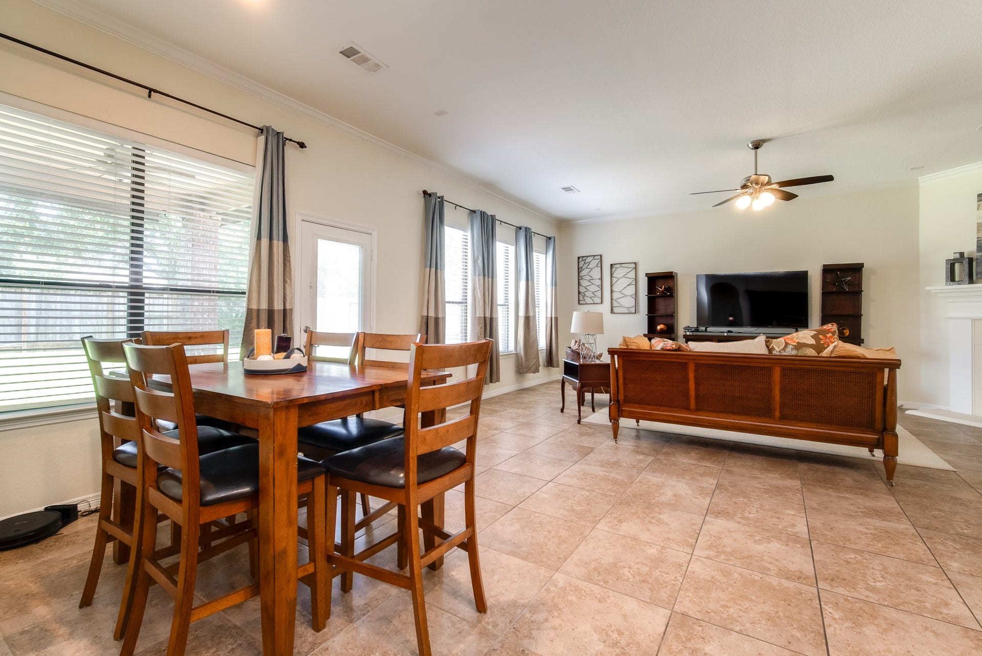 3006 Southern Mill Court, Pearland, TX 77584 Spacious living room and breakfast room