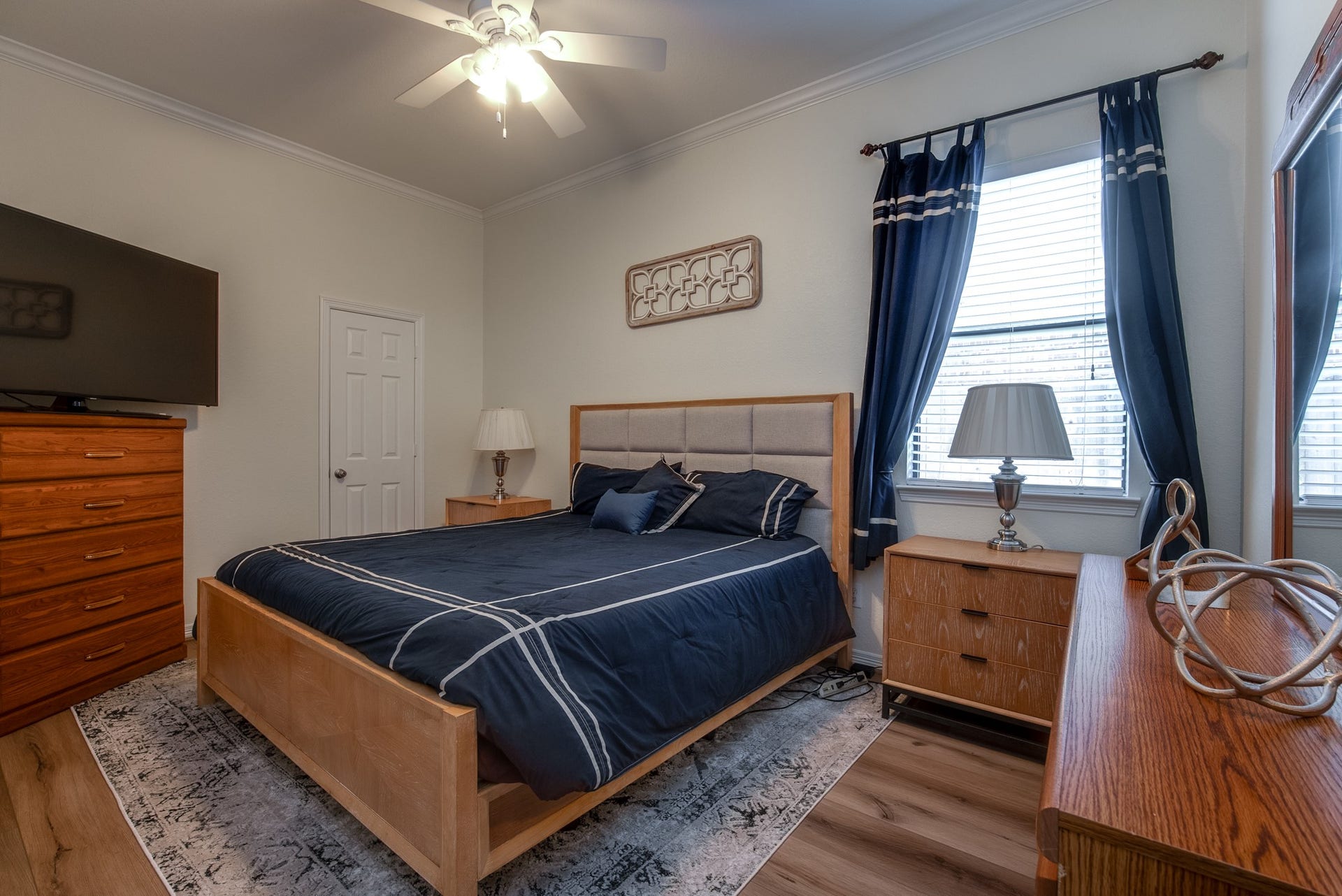 3006 Southern Mill Court, Pearland, TX 77584 Spacious secondary rooms include large walk in closet