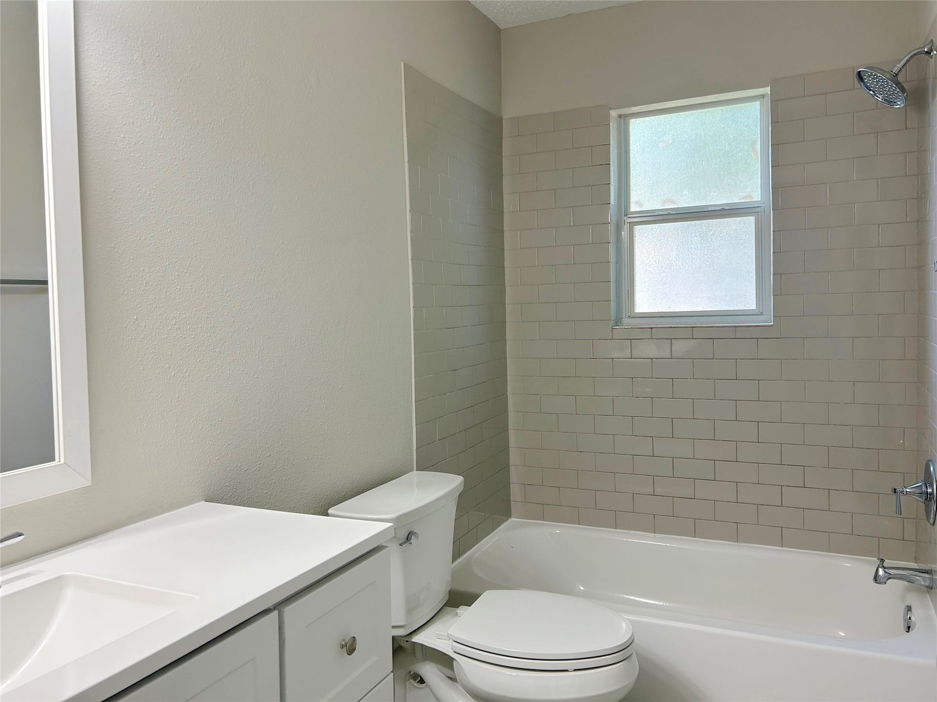 3801 Misty Cove Court, Dickinson, TX 77539 hall bath