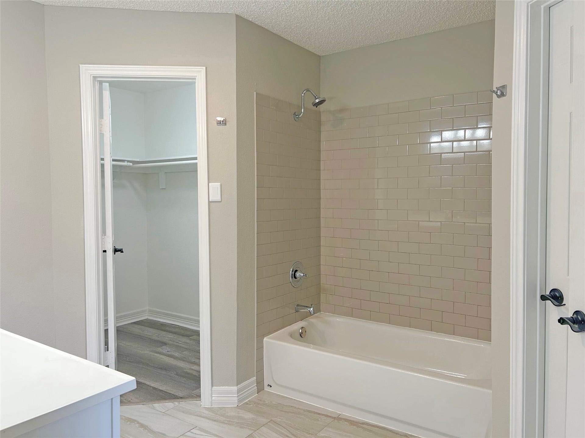 3801 Misty Cove Court, Dickinson, TX 77539 primary bath