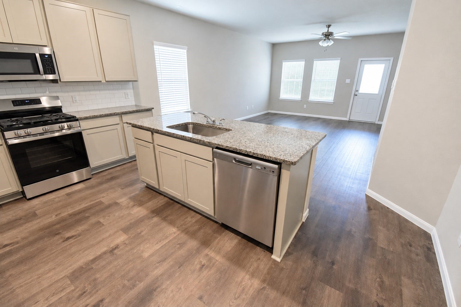 3187 Savannah Rose Drive, Angleton, TX 77515 3187 Savannah Rose Drive, Angleton, TX 77515