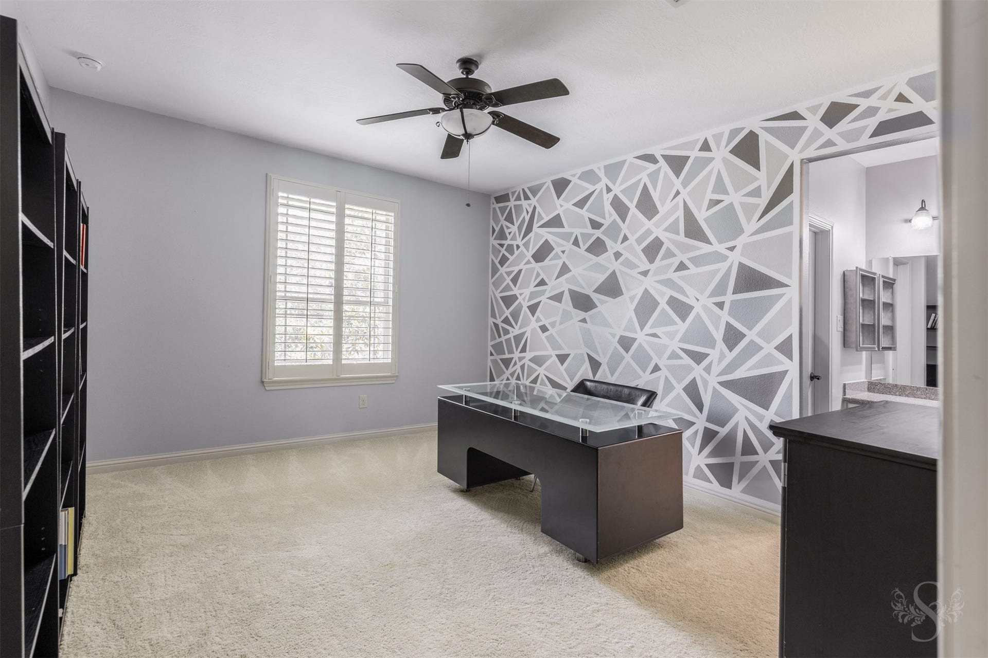 5835 Caspian Falls Lane, Fulshear, TX 77441 This oversized secondary bedroom features direct access to a private bath, making it ideal for a guest suite, teen retreat or multigenerational living. Plantation shutters and generous proportions create a bright and comfortable space.