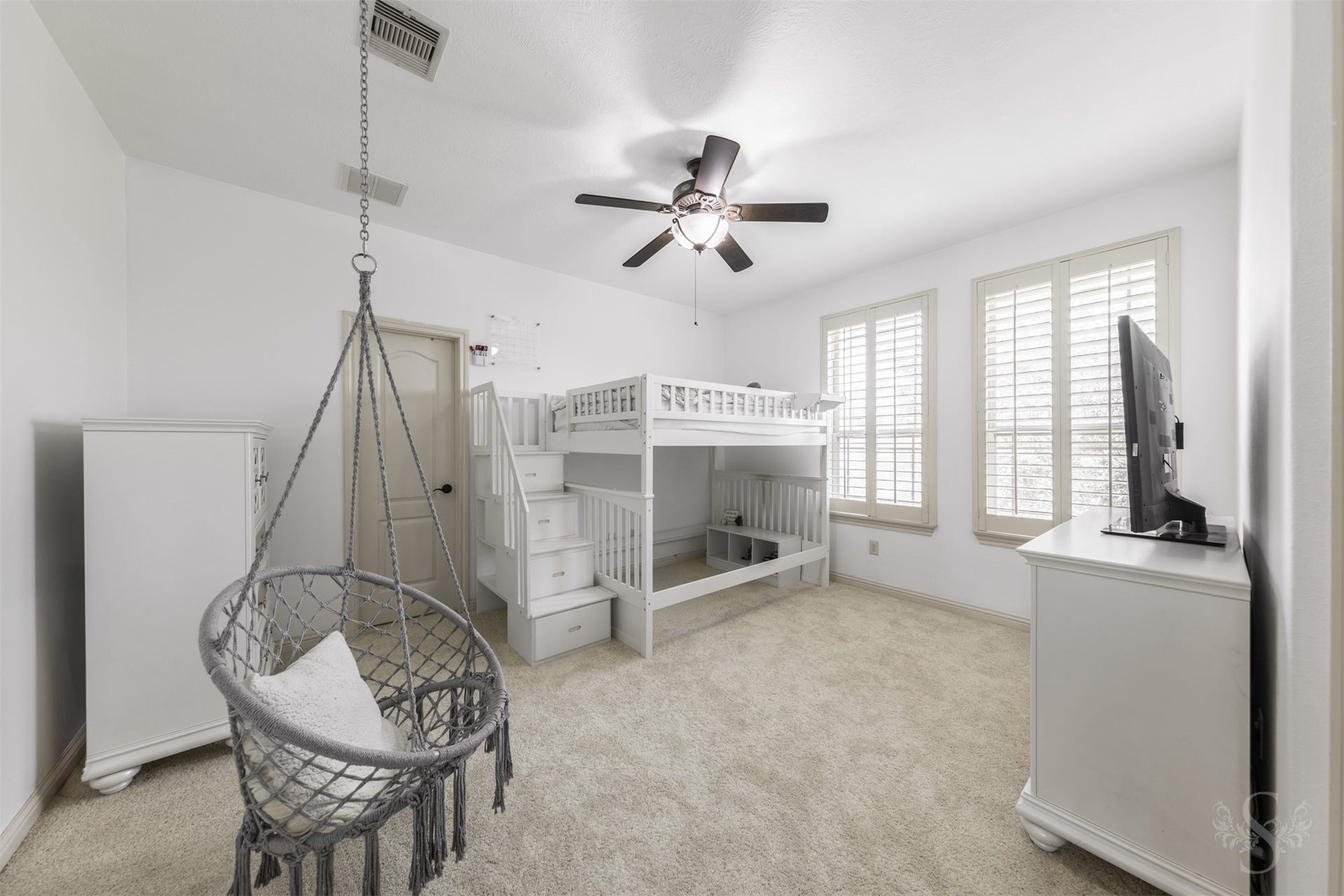 5835 Caspian Falls Lane, Fulshear, TX 77441 This charming secondary bedroom offers generous space for sleeping, studying and relaxing, making it ideal for children, teens or guests. Plantation shutters and soft natural light create a bright and welcoming atmosphere.
